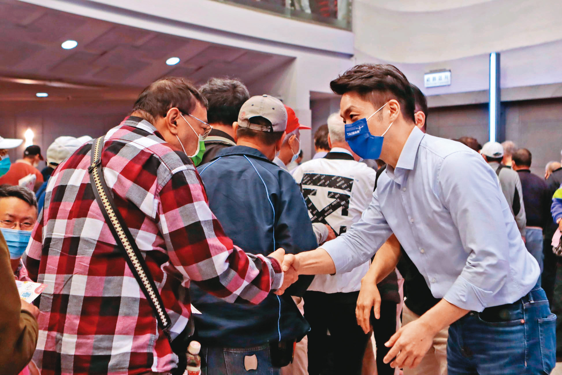 蔣萬安（右）遲未宣布參選台北市長，藍營民代改找趙少康當輔選天王。（翻攝蔣萬安兩書）