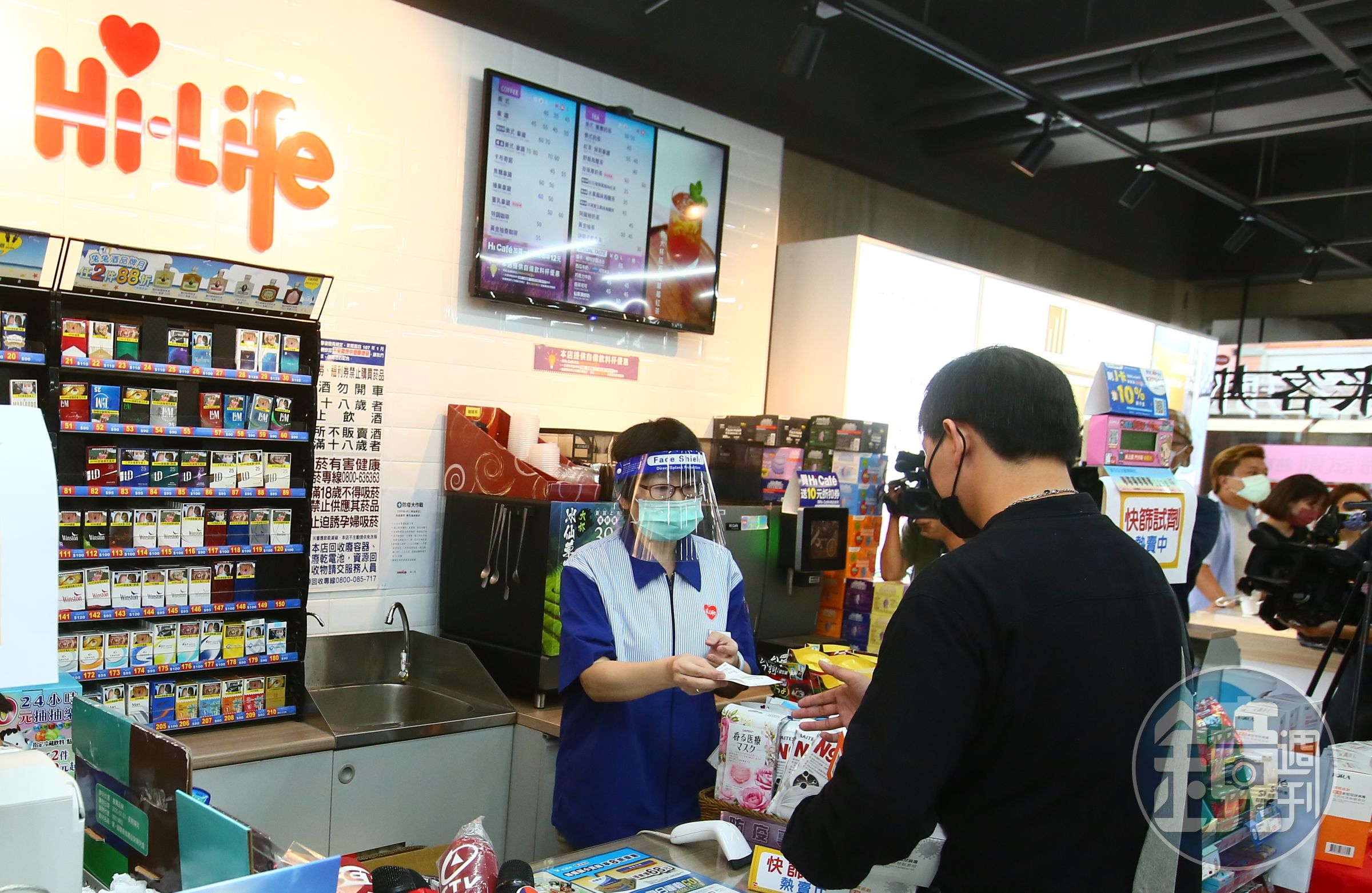 有女網友在PTT上詢問大家，「萊爾富有值得回購的微波食物？」不少人都推薦「燒烤珍珠七里香」。（示意圖，本刊資料照）