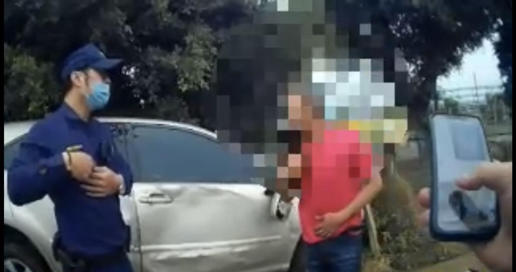 許姓男子自撞脫困後閃爍其詞，員警從車上搜出白色粉末包經初篩為毒品。（翻攝畫面）
