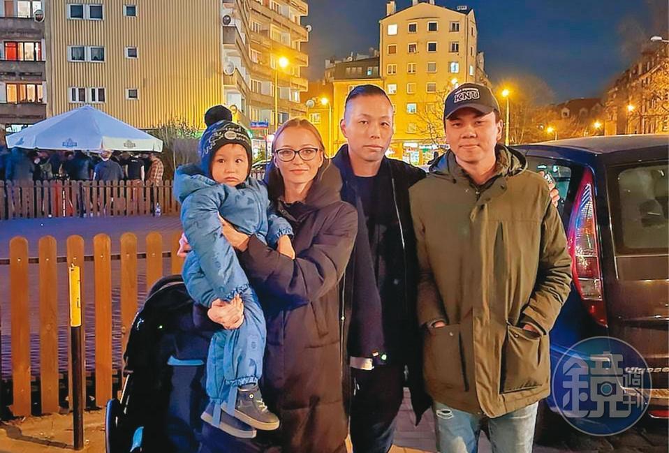 Daniel（右2）與烏克蘭籍的妻子（左2）帶著幼子逃出烏克蘭，目前暫時安頓在波蘭。右1為外貿協會基輔台灣貿易中心主任徐裕軒。（Daniel提供）