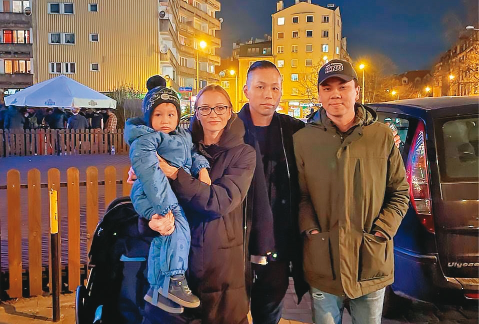 Daniel（右2）與烏克蘭籍的妻子（左2）帶著幼子逃出烏克蘭，目前暫時安頓在波蘭。右1為外貿協會基輔台灣貿易中心主任徐裕軒。（Daniel提供）