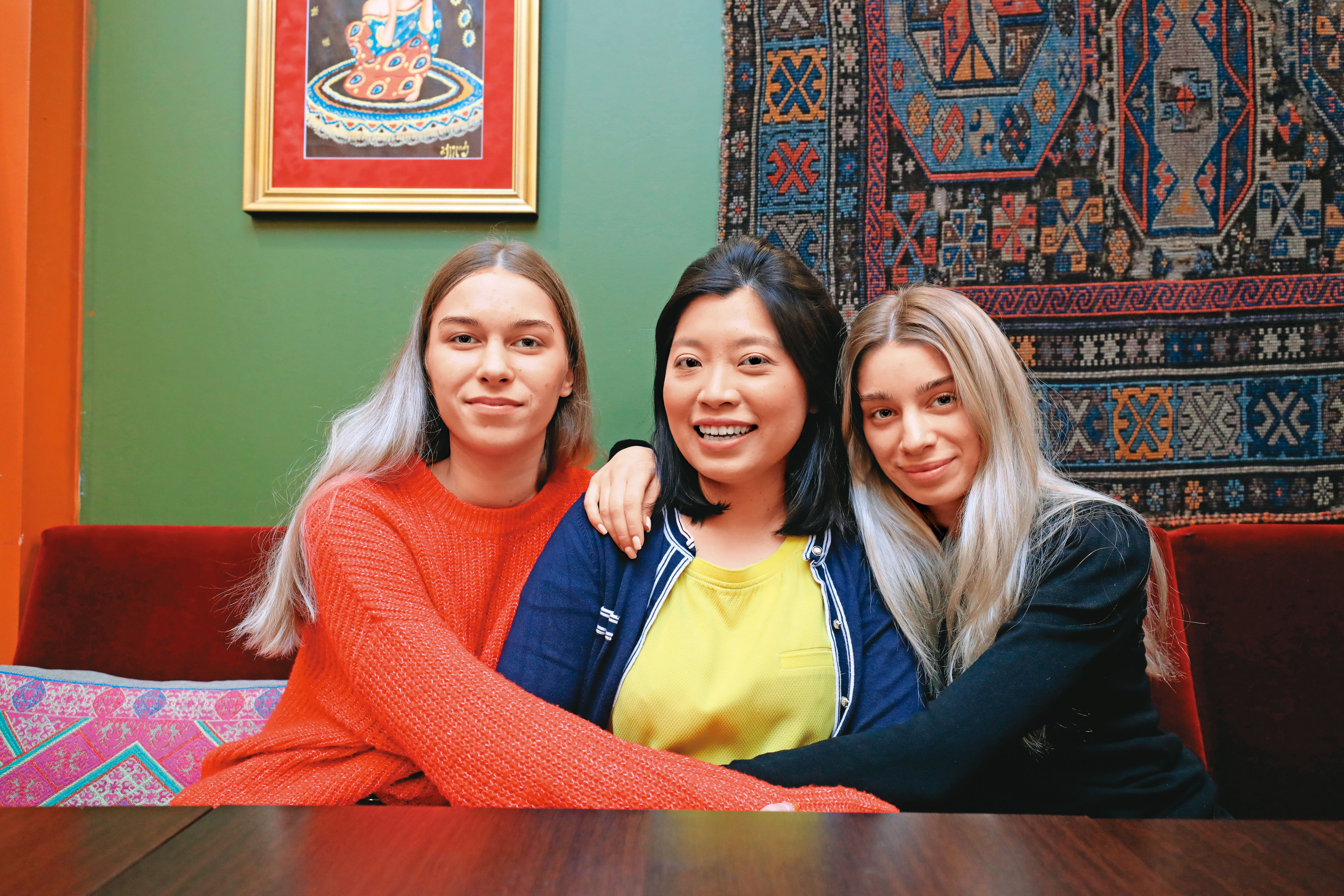 台灣人Wei(中)打開家門,迎接烏克蘭難民姊妹Margarita(右)、Anna(左)入住家中。