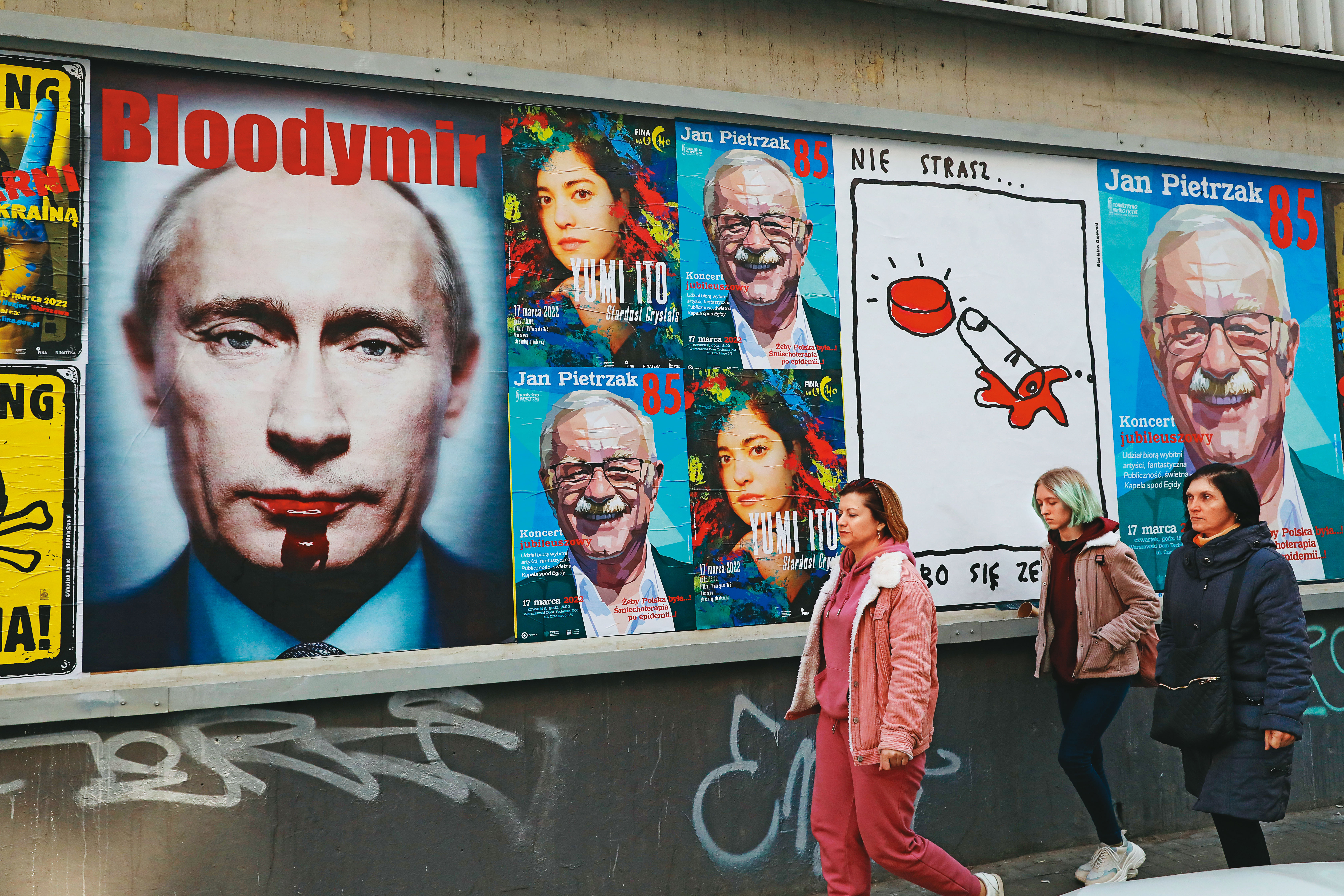 波蘭四處可見反戰標語。圖為華沙市中心一處街區，民眾張貼反普丁、反侵略字樣。