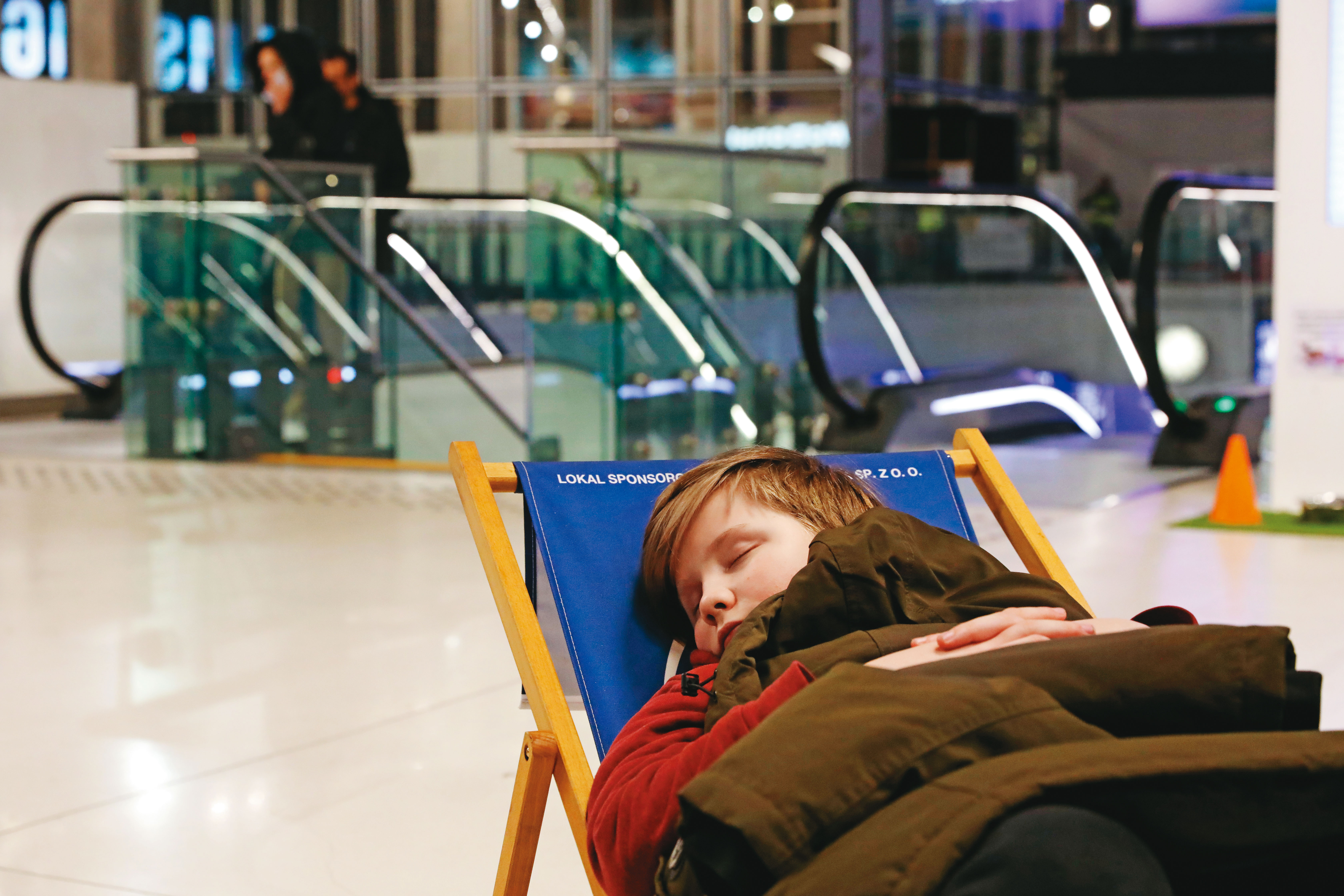 烏克蘭難民湧入波蘭。圖為3月中旬，難民夜宿華沙中央車站。