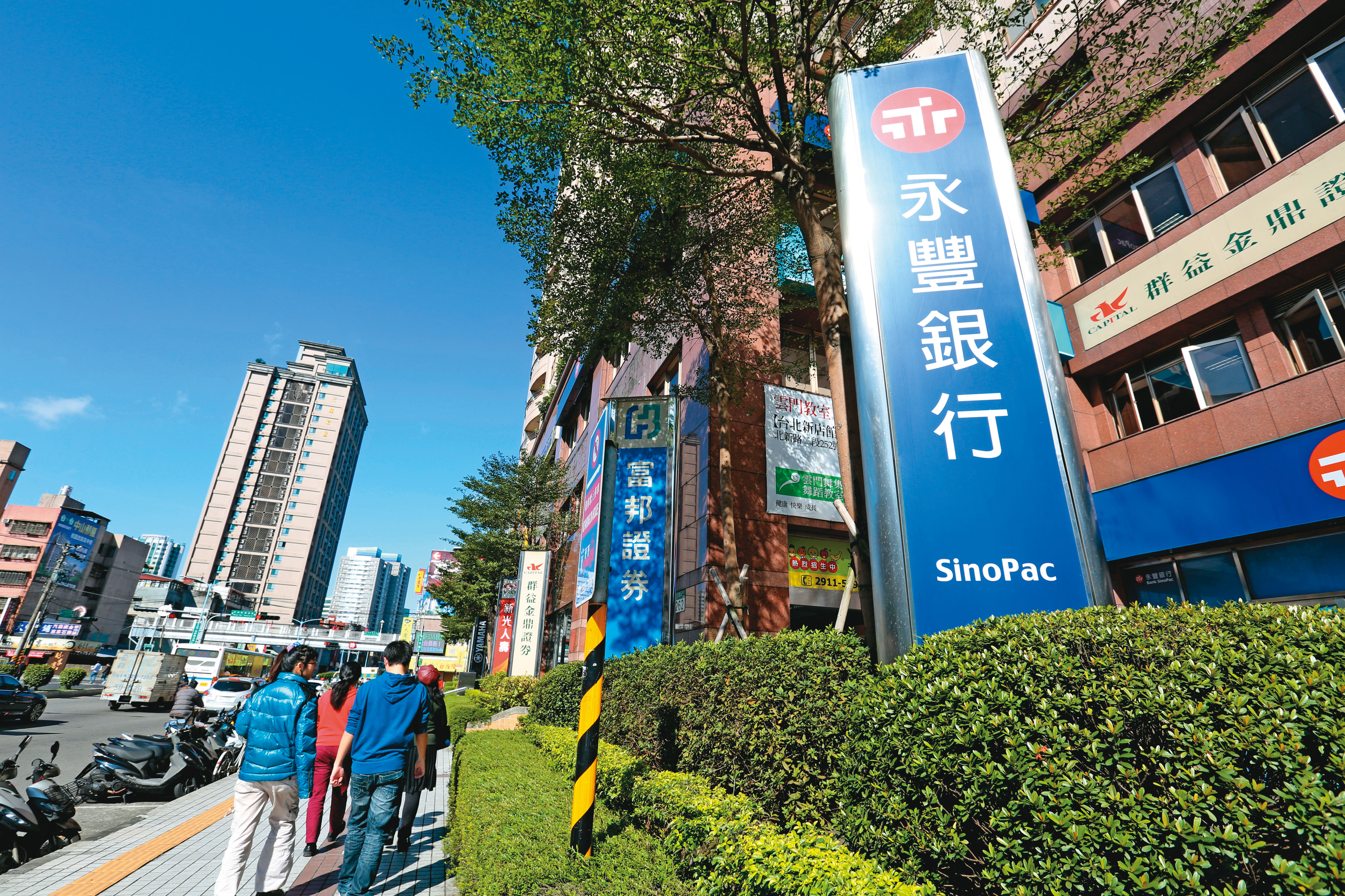 永豐金日前宣布配發現金股利0.8元，殖利率逾4％，吸引存股族入手。