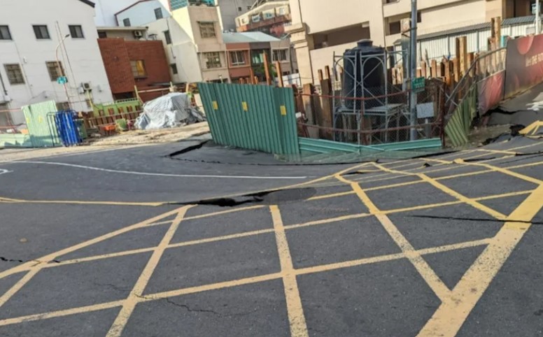 高雄前金區自強一路83巷口建築工地因施工導致附近路面坍塌。（高雄市工務局提供）