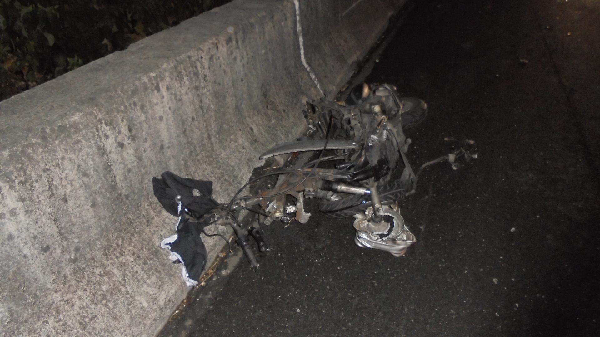 李姓男子深夜騎機車逆向誤上國道,遭汽車撞擊成廢鐵。(翻攝畫面)