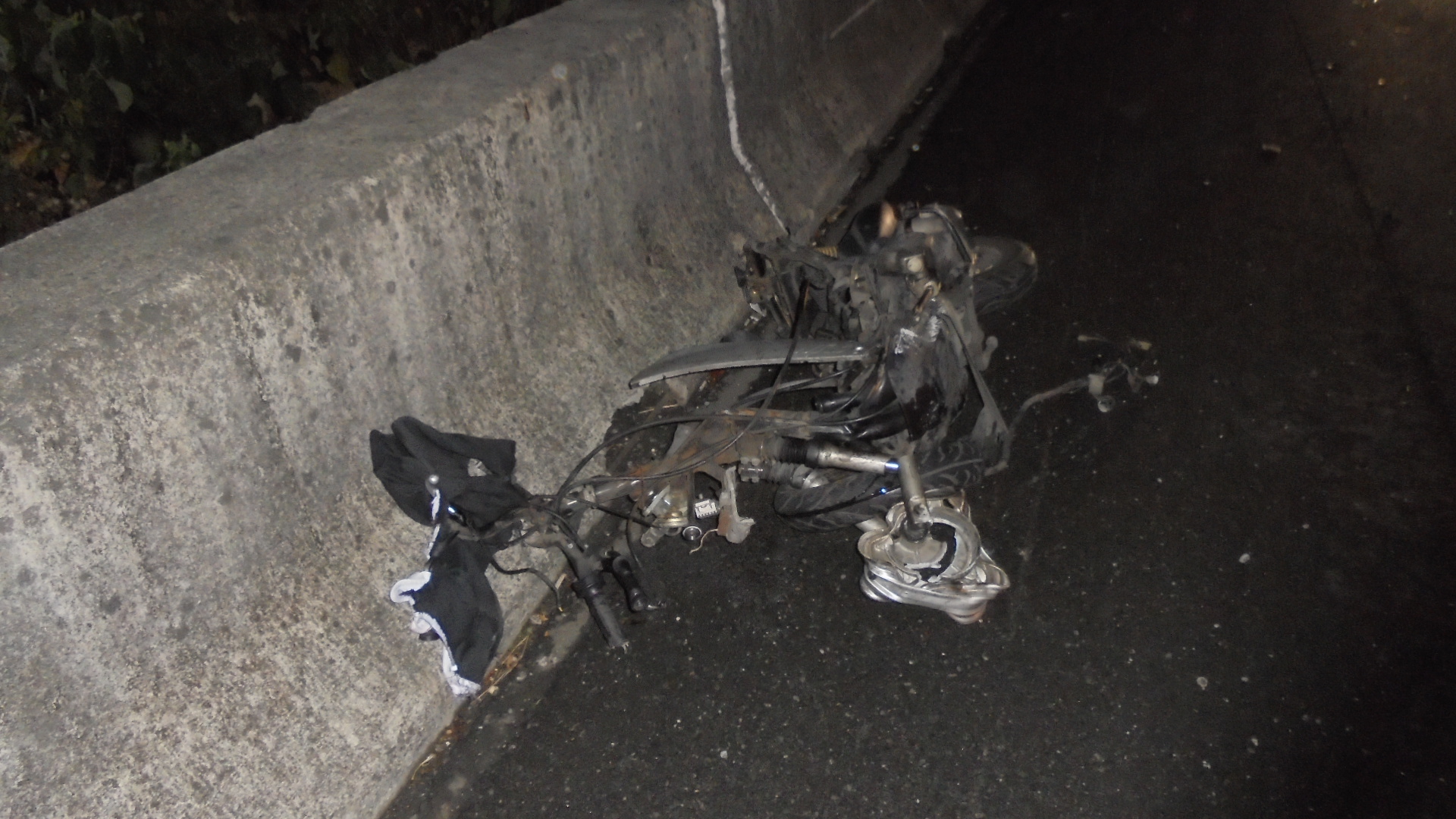 李姓男子深夜騎機車逆向誤上國道，遭汽車撞擊成廢鐵。（翻攝畫面）