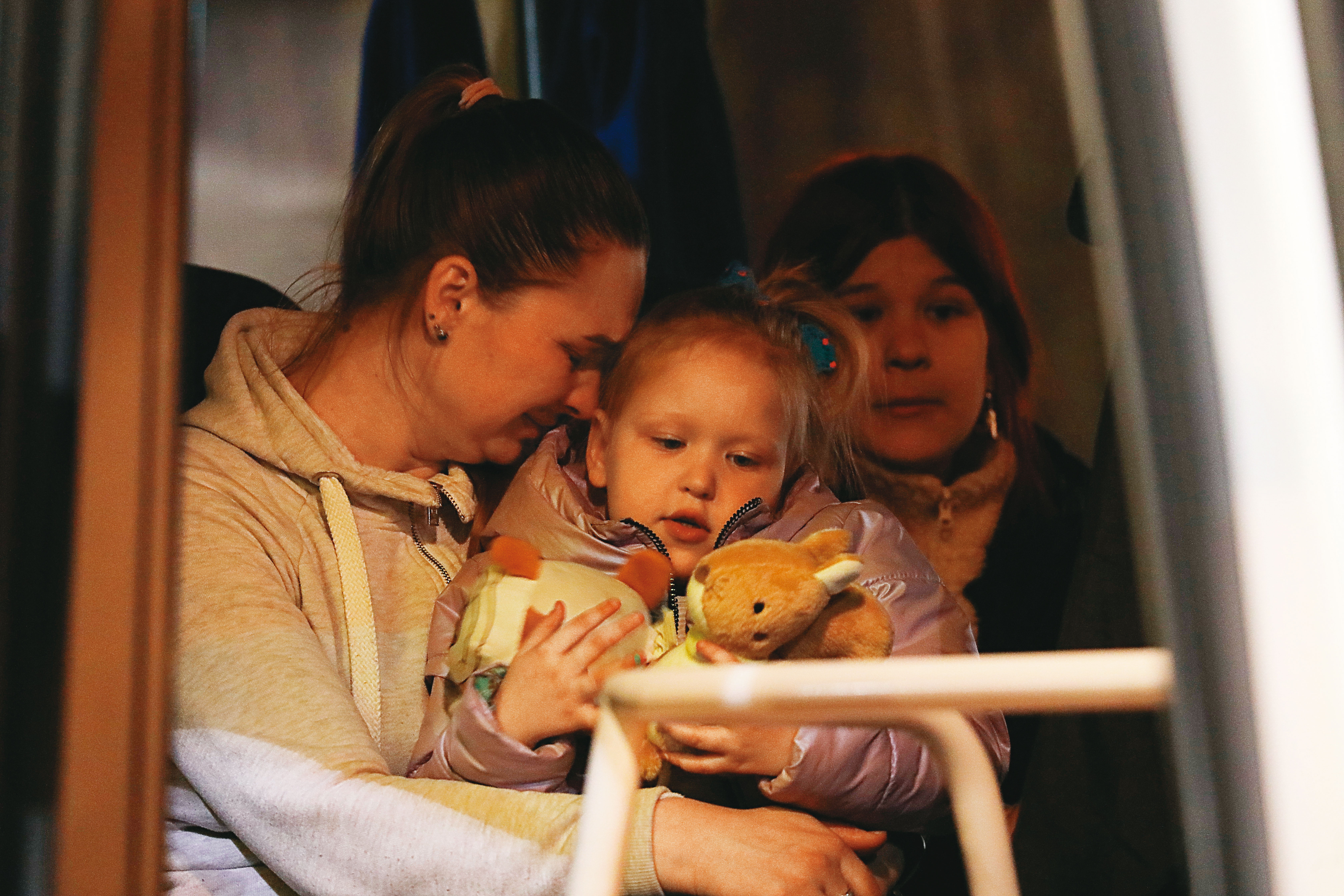 俄羅斯入侵烏克蘭引發人道危機。圖為波蘭邊境Korczowa關口，難民即將被送往其他地區。