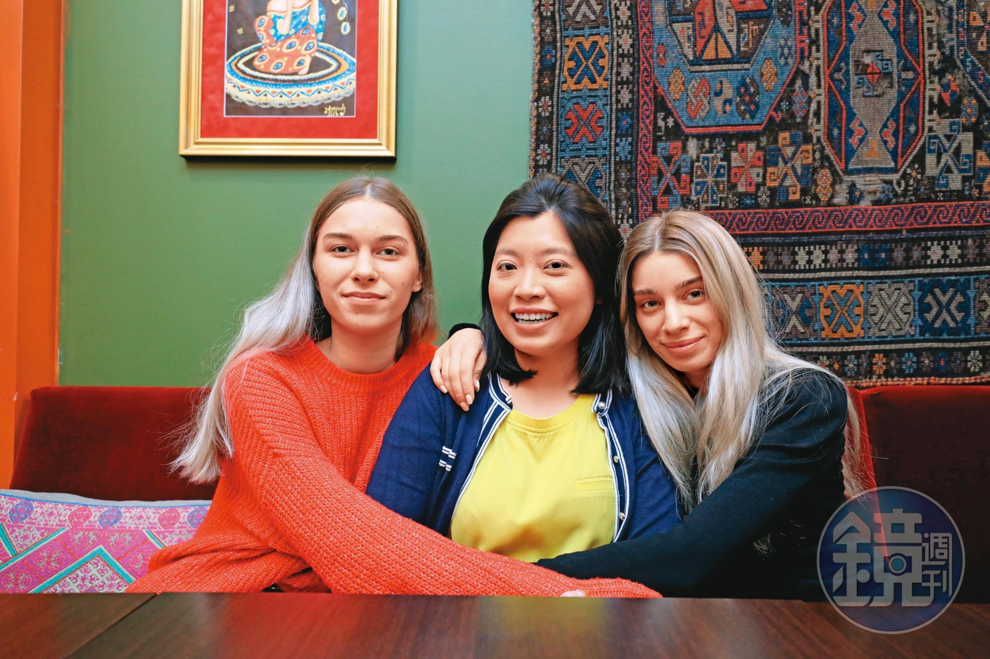 台灣人Wei(中)打開家門,迎接烏克蘭難民姊妹Margarita(右)、Anna(左)入住家中。