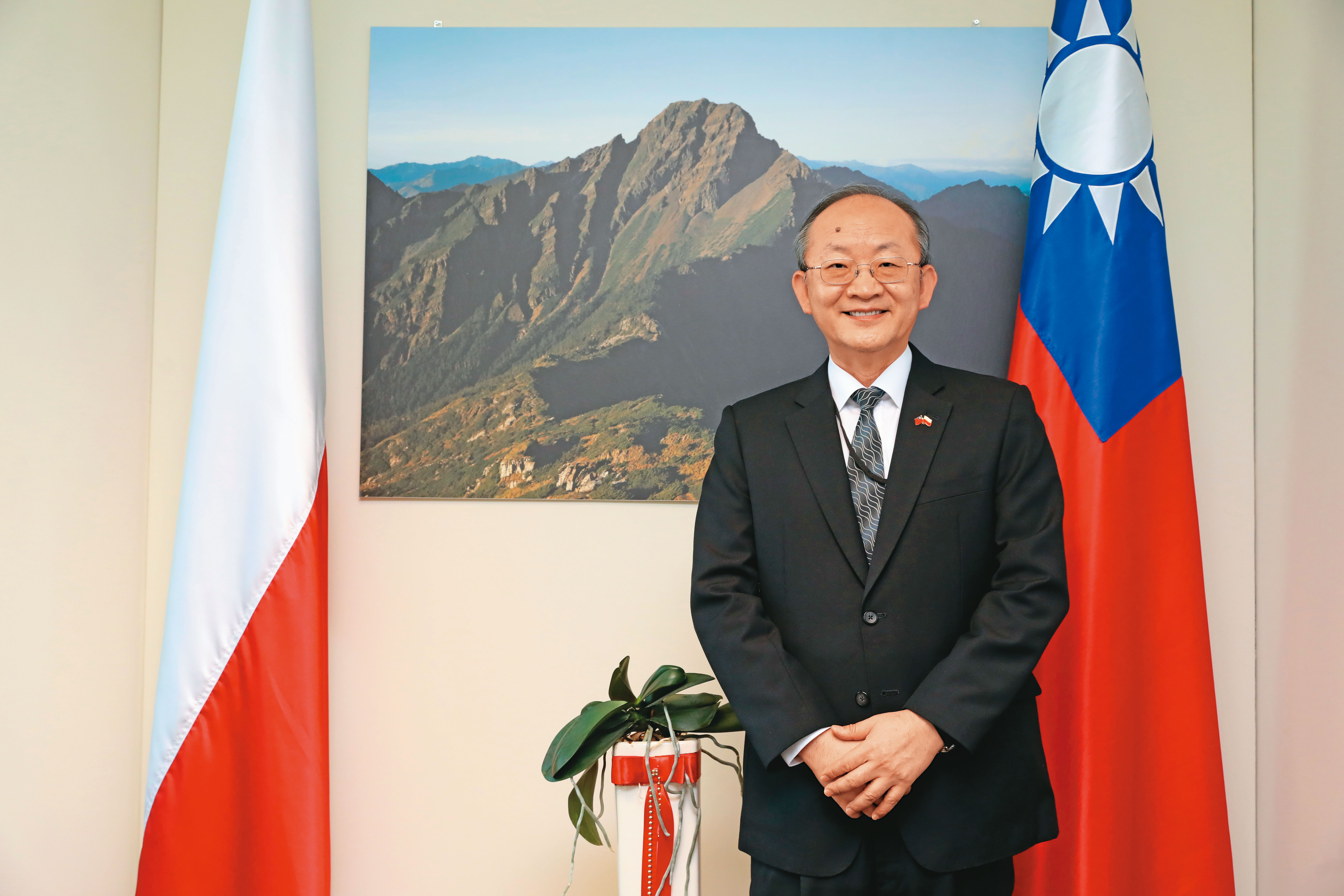 駐波蘭代表陳龍錦表示，無論撤僑或援助烏克蘭，都是由外交與國安體系通力合作。