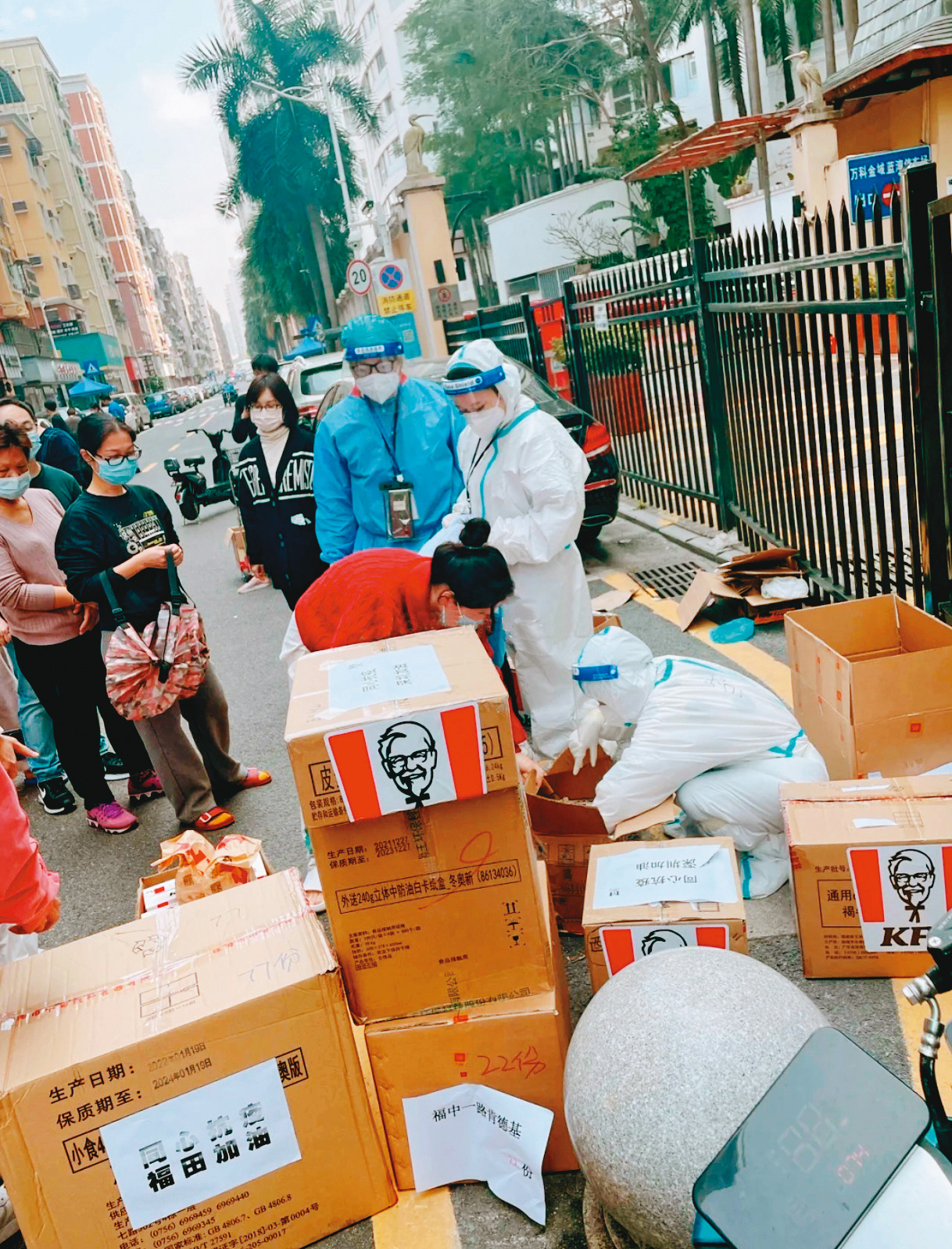中國各城市小區陸續封閉後，政府連忙送民生物資給民眾。（翻攝微博）