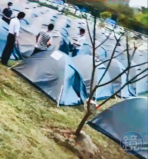 正崴員工露宿帳篷，自嘲難得可以在工廠野營。（讀者提供）