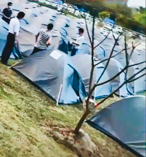 正崴員工露宿帳篷，自嘲難得能在工廠野營。（讀者提供）