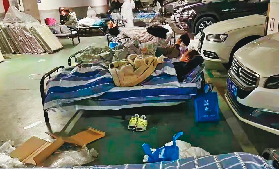上海疫情緊張，防疫旅館供不應求，甚至得到停車場隔離。（翻攝推特）