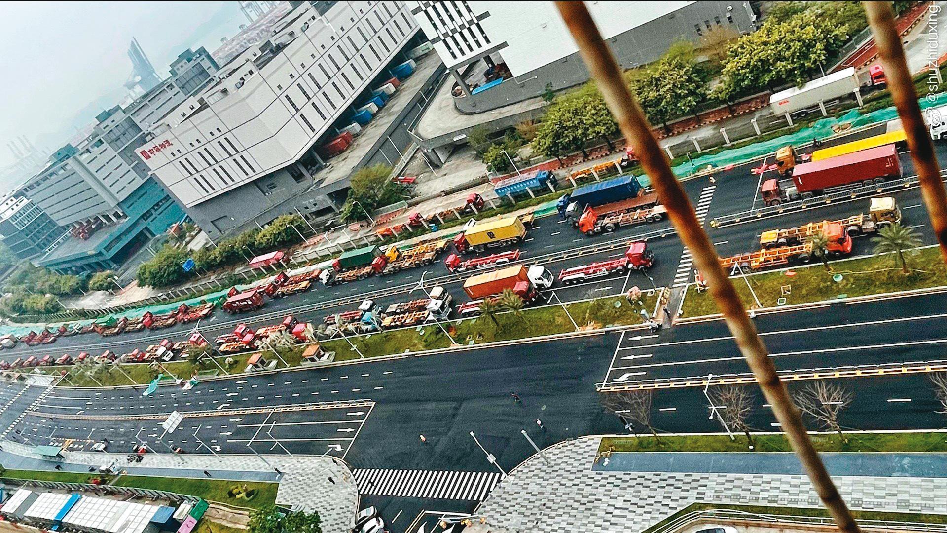 珠三角疫情爆發,物流連帶出問題,主要出口港鹽田港也大塞車。(翻攝自微博)