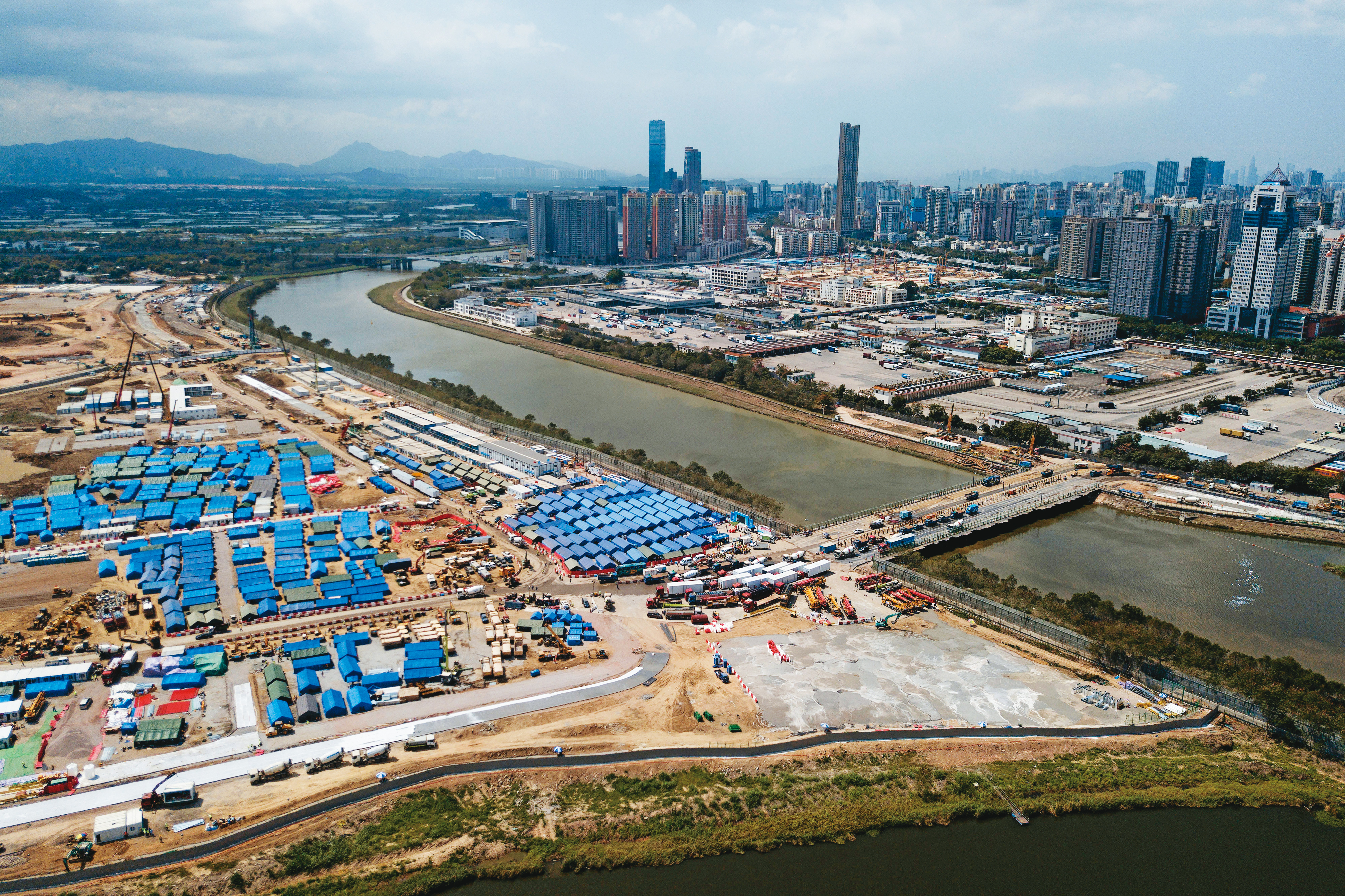 深圳歷經1週封城後才開放，但地方政府已興建方艙安置染疫民眾。（達志影像）