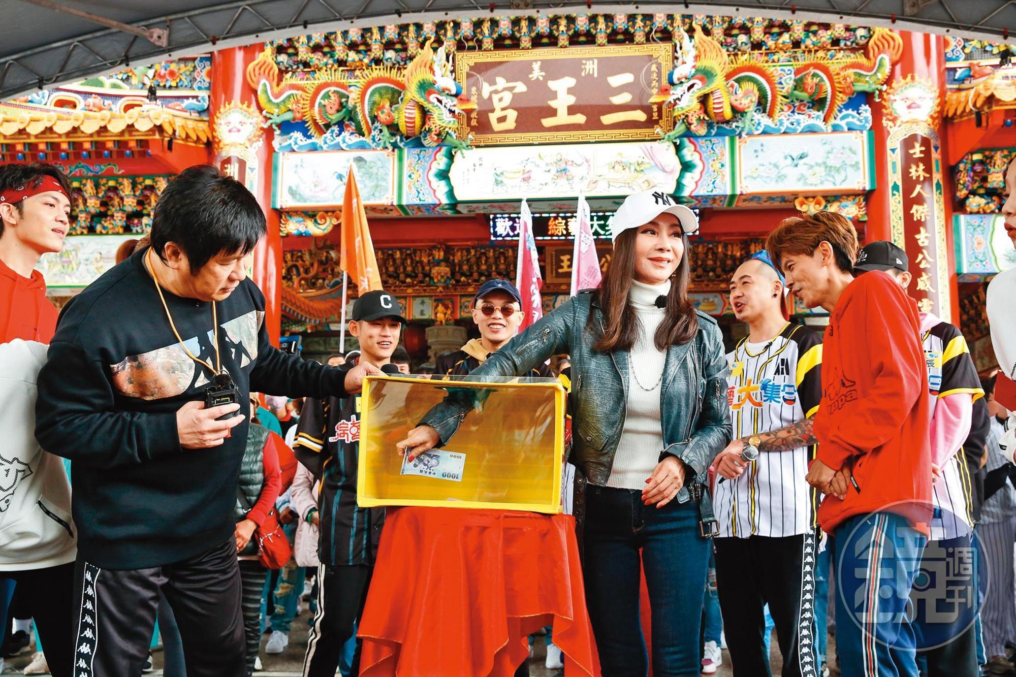 陳美鳳（右三）去年底特別為《綜藝大集合》疫情後首次外景站台，展現廟口高人氣。