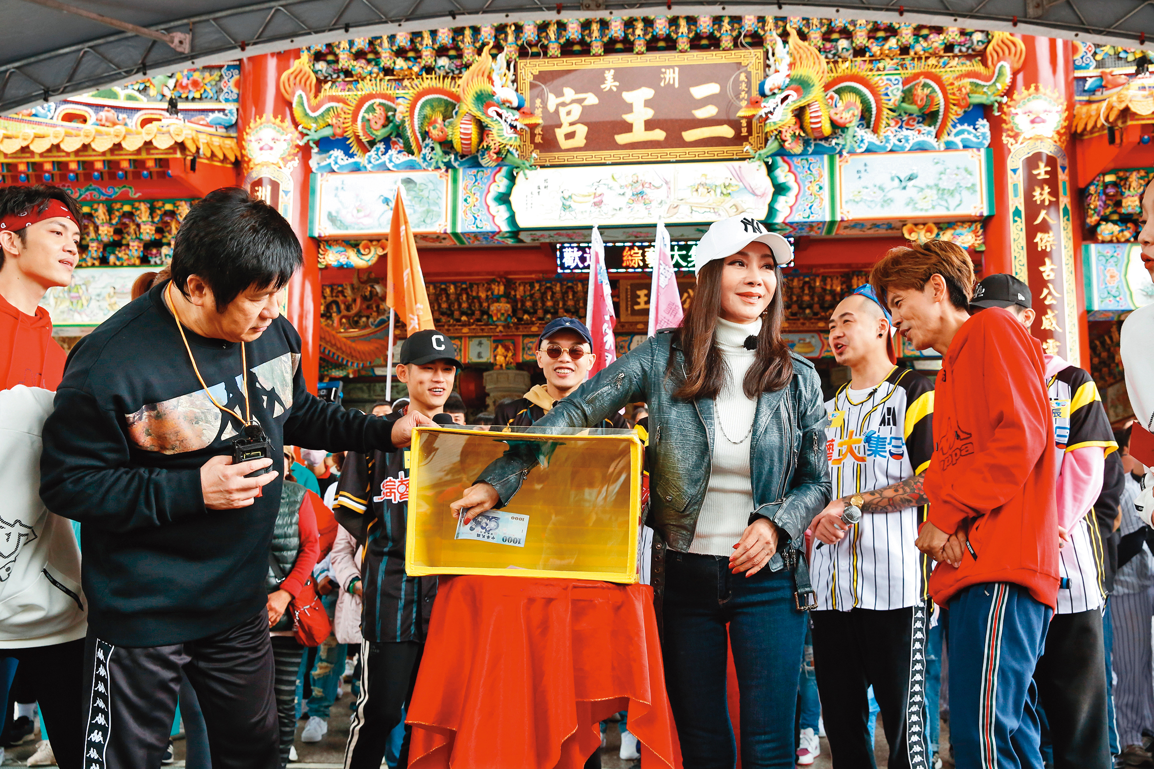 陳美鳳（右三）去年底特別為《綜藝大集合》疫情後首次外景站台，展現廟口高人氣。