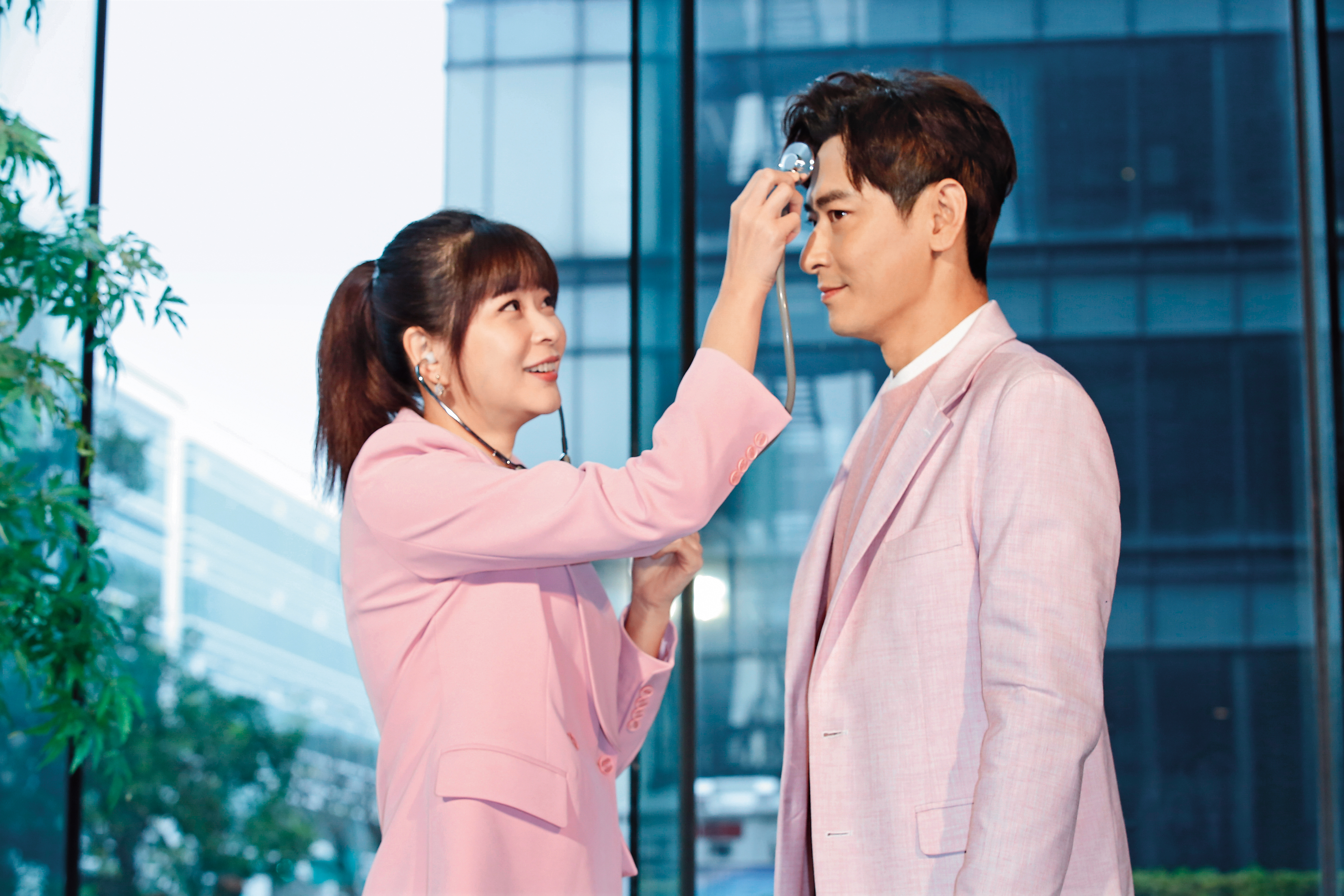 李燕（左）飾演護理師，她拿起聽診器緊貼陳冠霖（右）的額頭，這可是聽診器自1816年發明以來首次檢查腦波！（驚）