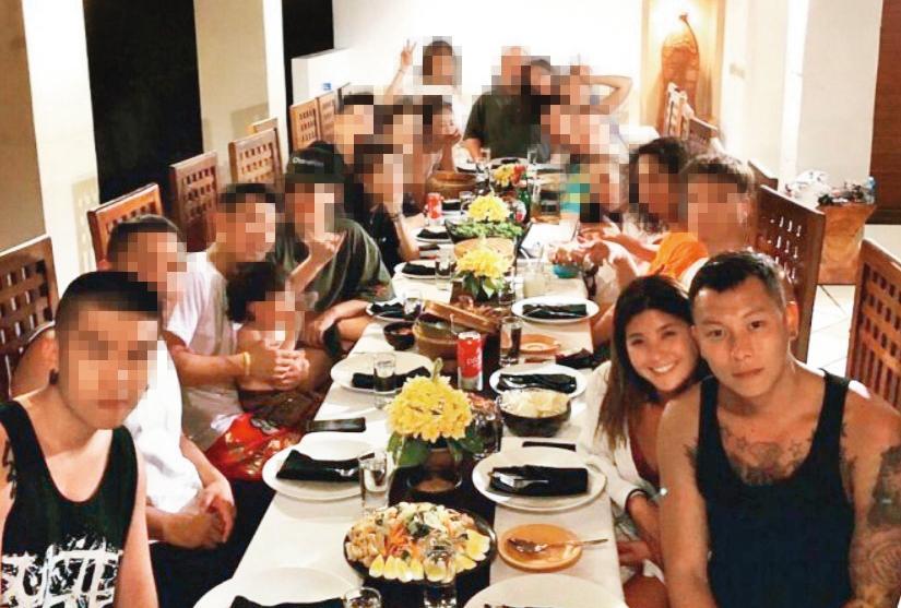 雖是一堆人合照，瘦子（右一）與Jennifer（右二）黏得緊緊，並不怕人說閒話。（翻攝自Dcard）
