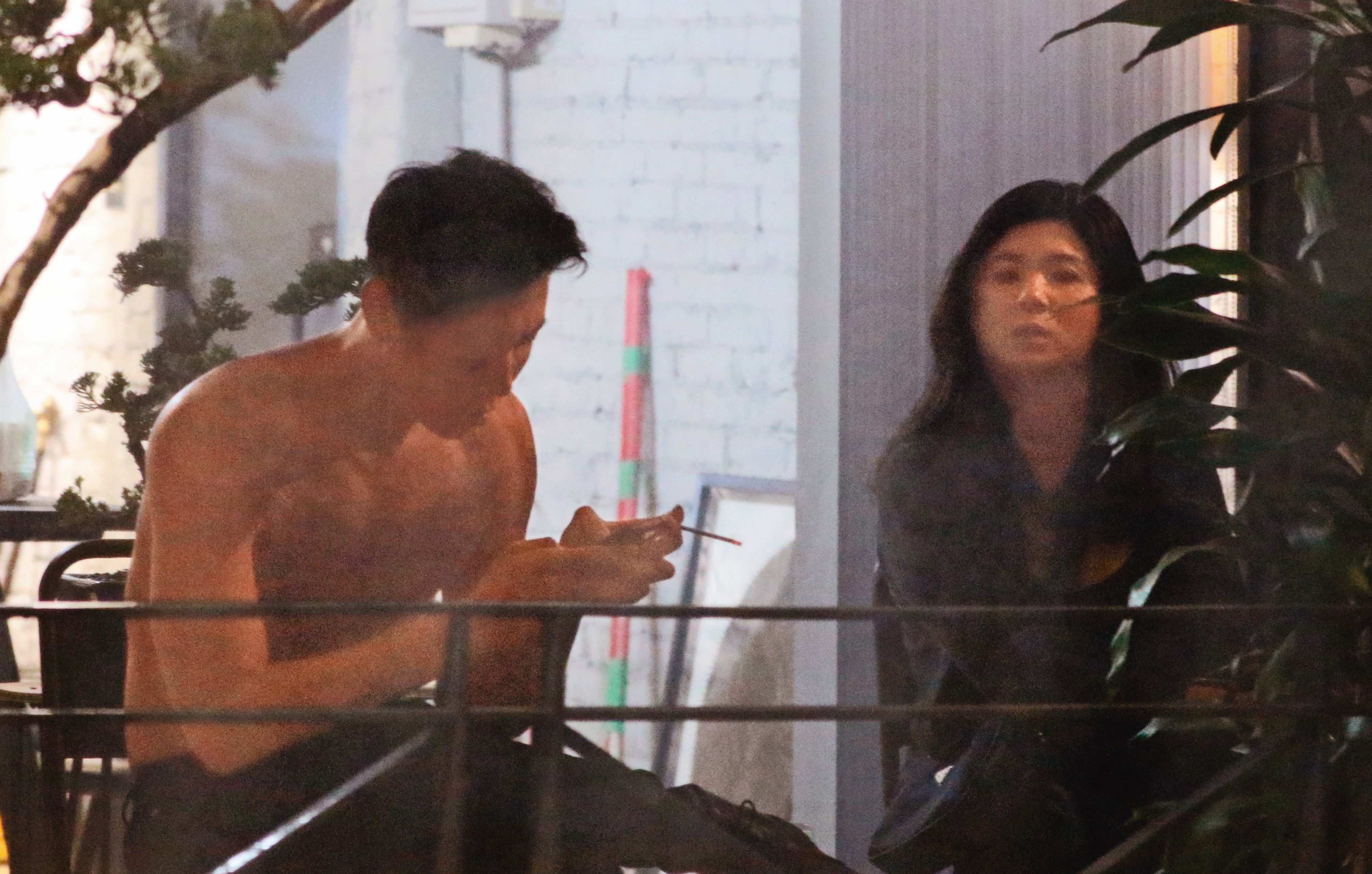 本刊曾經直擊瘦子刺青，Jennifer在一旁愛相隨，互動相當甜蜜。