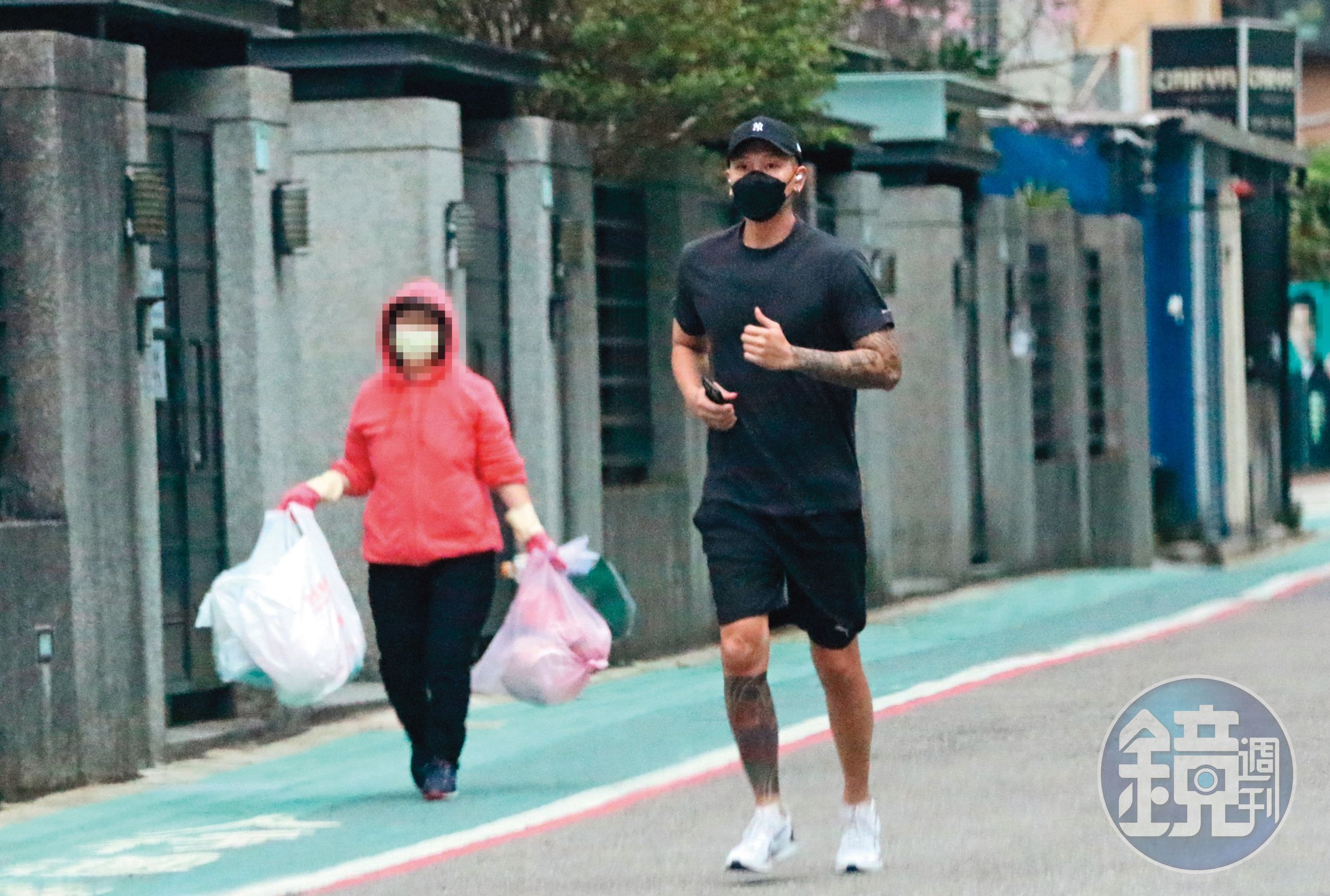 17:39 回到家不久，瘦子又出門慢跑，顯見注重健康生活。