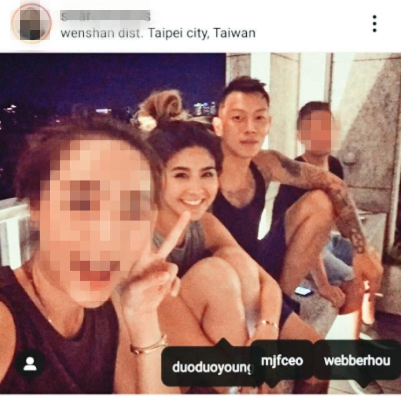 出席友人聚會時，瘦子（右二）不避諱跟Jennifer（左二）的合影曝光，跟一些躲東躲西的男女明星有差。（翻攝自Dcard）