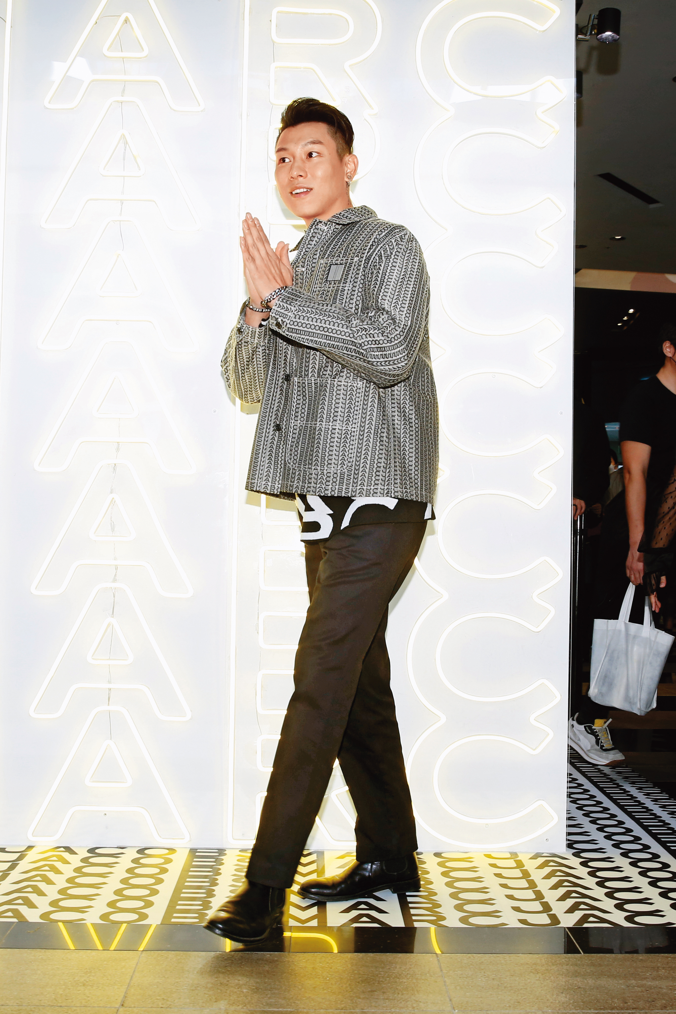 瘦子雖然對外承認Jennifer的存在，但不願多聊細節，對於私事算是保護。