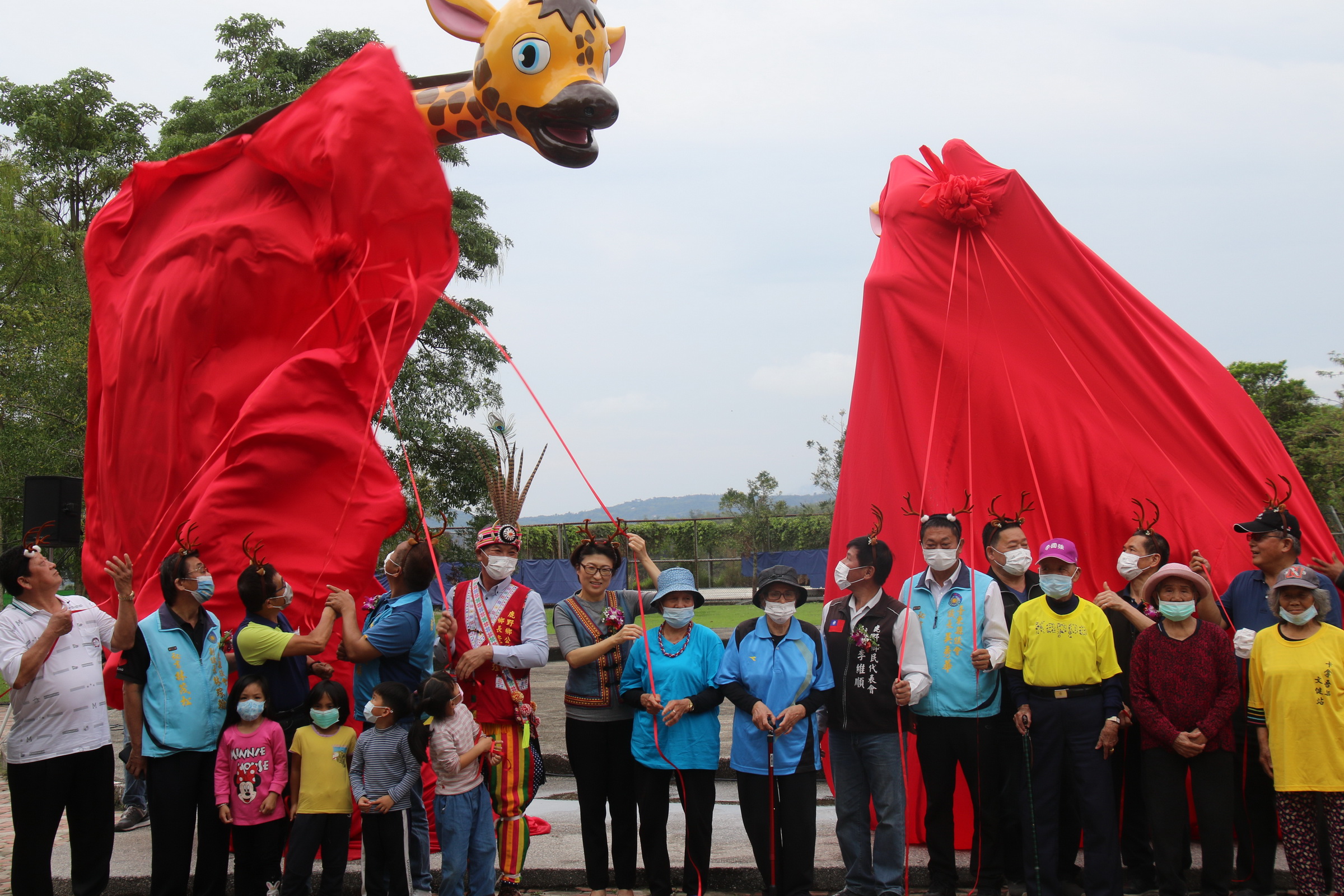 台東鹿野梅花鹿公園昨（21）日正式開幕，民眾卻發現公園入口處的造景卻是兩隻「長頸鹿」。（台東縣政府提供）