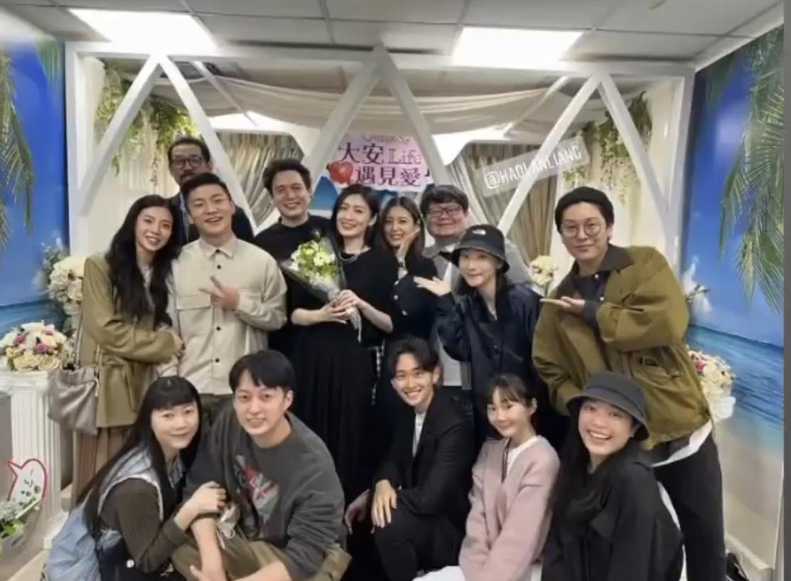 管罄、倪安東找了12個朋友當見證人，到大安戶政事務所登記結婚。（翻攝梁皓嵐IG）