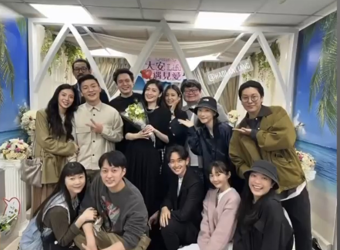 管罄、倪安東找了12個朋友當見證人,到大安戶政事務所登記結婚。(翻攝梁皓嵐IG)