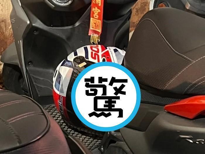 有車主要拿安全帽時，發現裡面竟然被貓占據。（翻攝自Dcard）