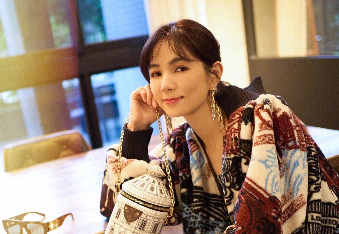 Ella的代言非常跨界，尤其當媽之後更是商機不斷。（翻攝Ella微博）