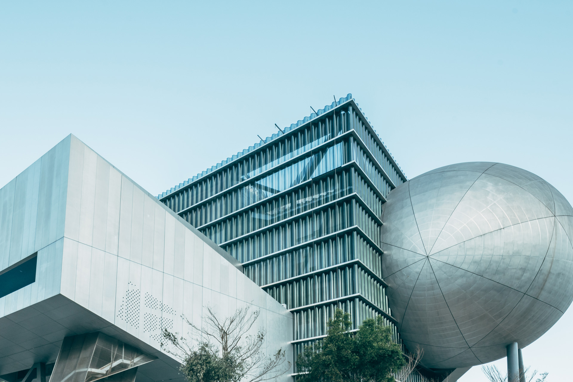 北藝外觀特殊的銀球浮空造型，掀起國內外網友的討論。（翻攝自北藝官網）