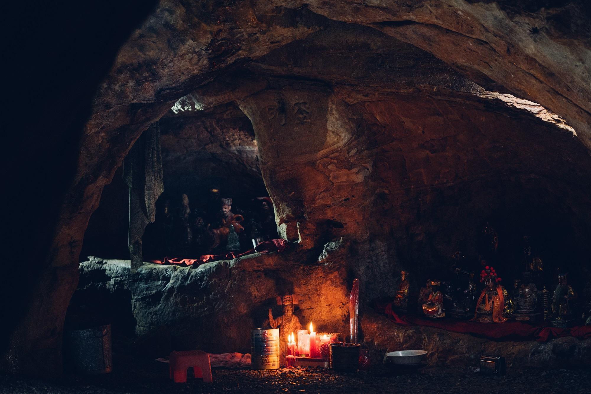 影集《良辰吉時》在基隆特色景觀「佛手洞」取景,加入美術陳設塑造懸疑氣氛。(CATCHPLAY提供)