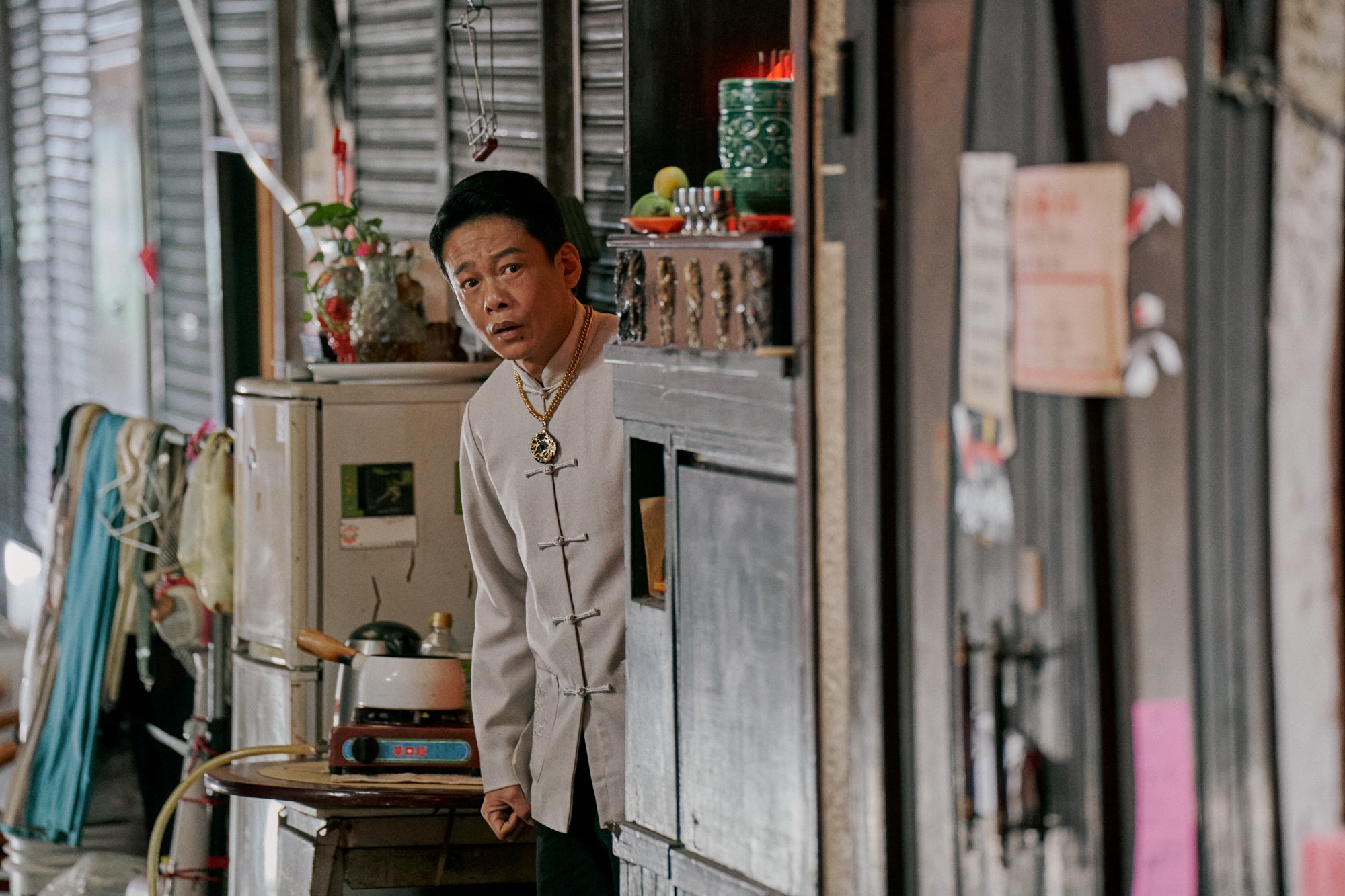 李康生在《良辰吉時》展現幽默演技，時而戲分吃重，有時卻扮演邊緣角色。（CATCHPLAY提供）