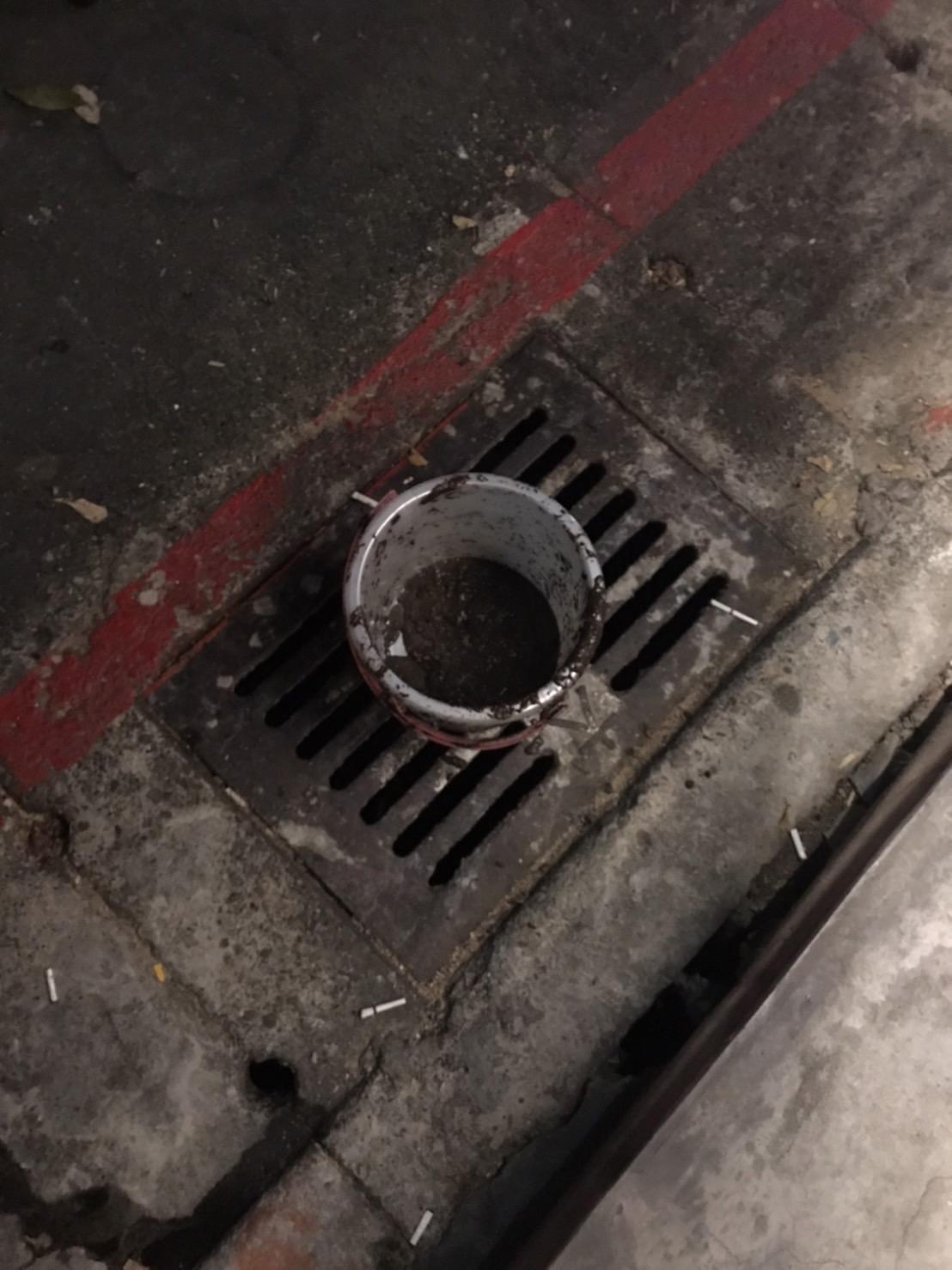 李男犯案後逃逸，將水桶遺留在現場。（翻攝畫面）