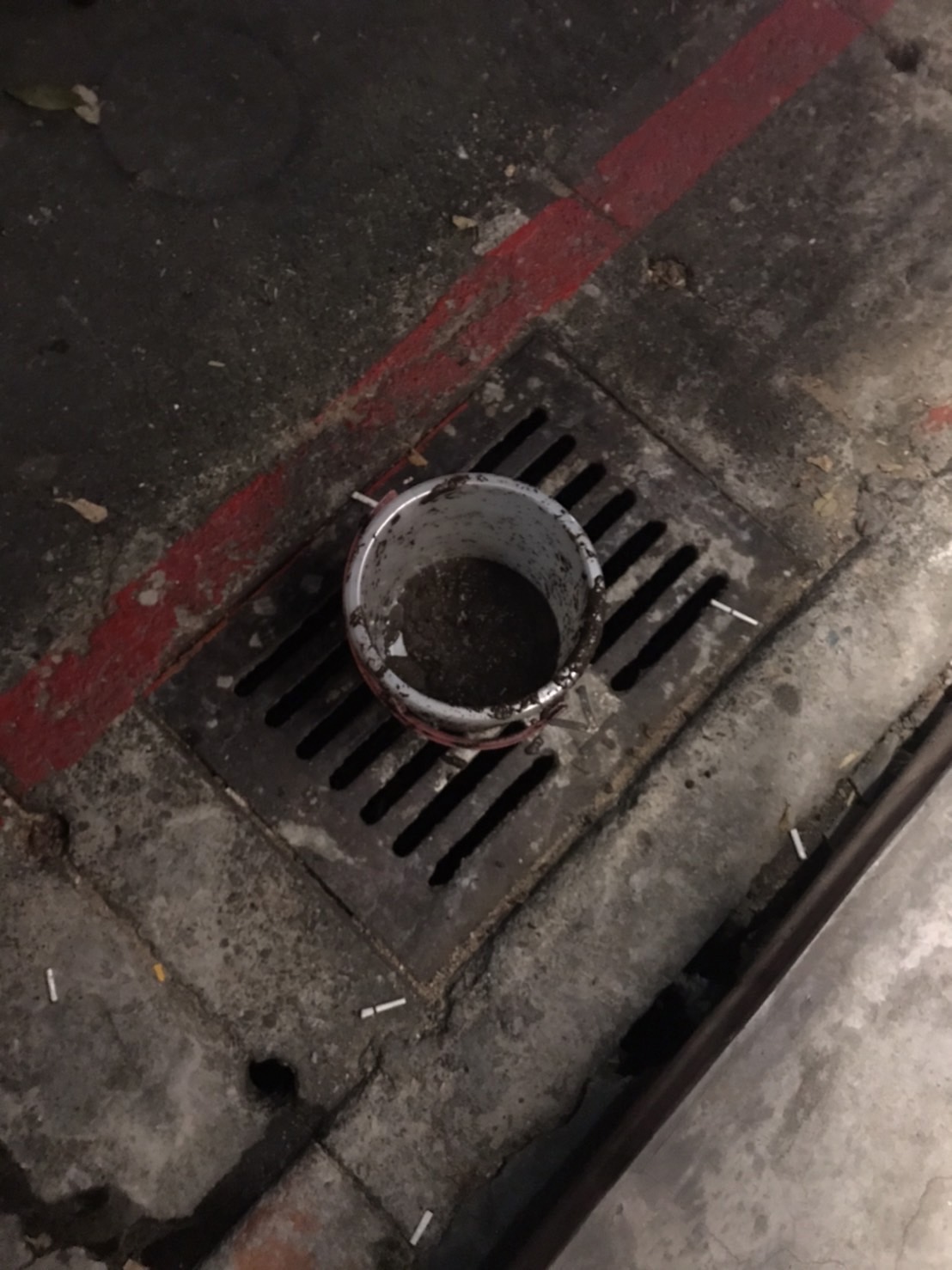 李男犯案後逃逸,將水桶遺留在現場。(翻攝畫面)