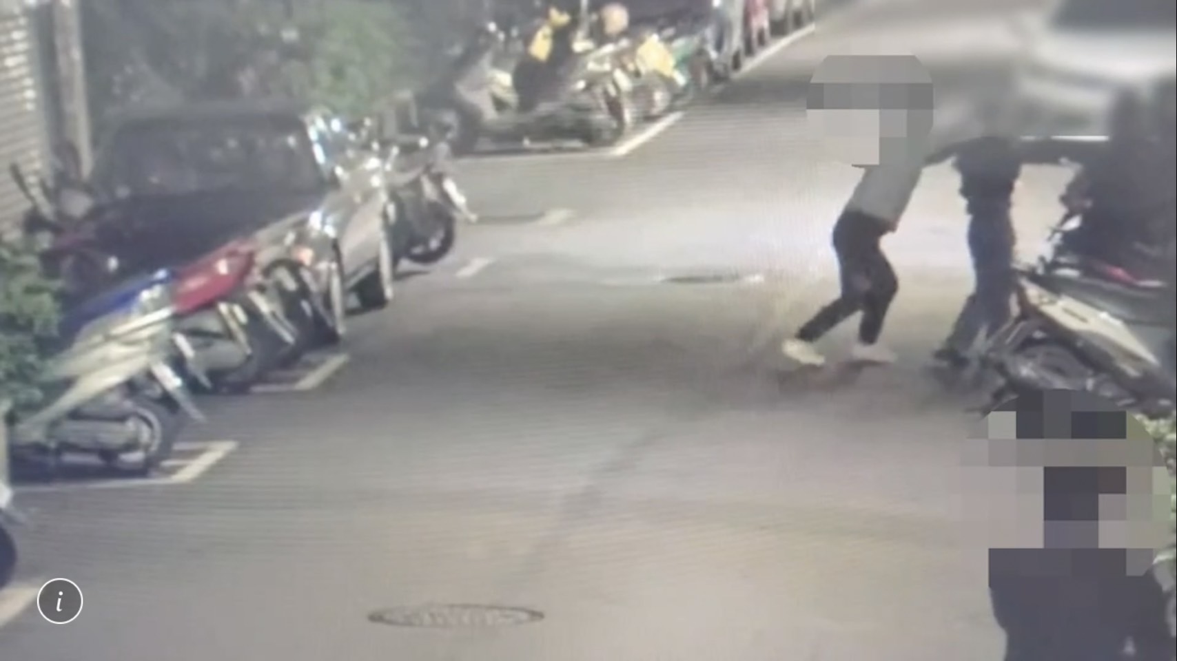 李男認錯人，將裝有濕土的水桶潑向無辜女路人。（翻攝畫面）