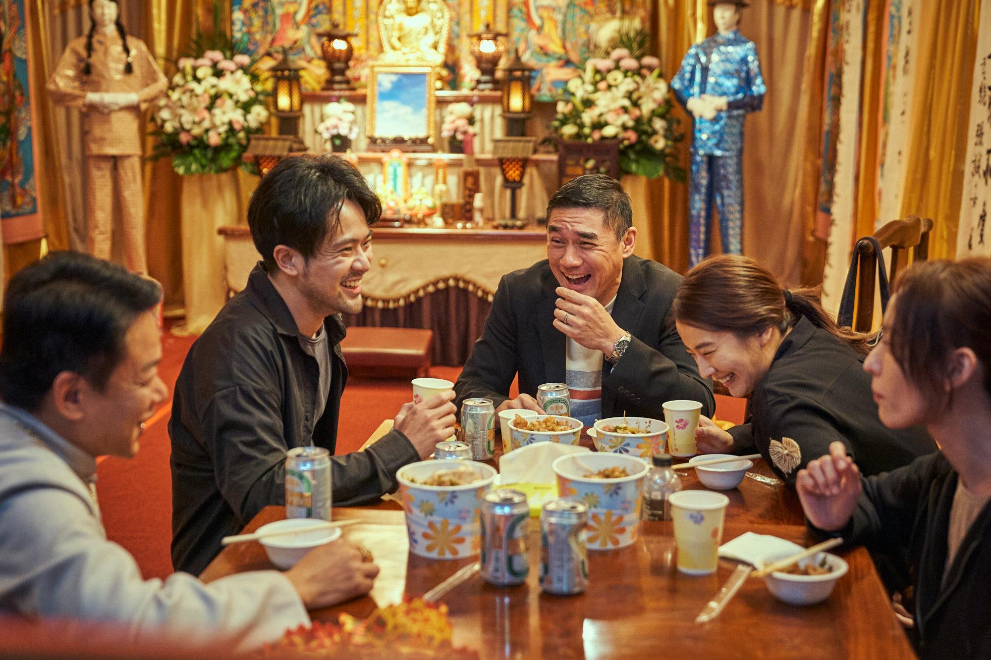 李康生（左起）、顏毓麟、吳大維、周采詩、姚以緹在《良辰吉時》首集上演荒謬告別式情節。（CATCHPLAY提供）