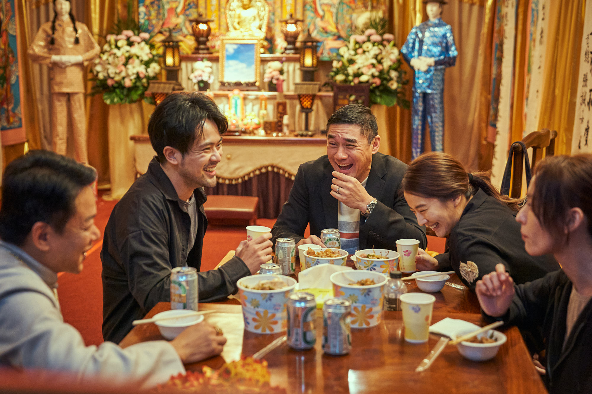 李康生（左起）、顏毓麟、吳大維、周采詩、姚以緹在《良辰吉時》首集上演荒謬告別式情節。（CATCHPLAY提供）