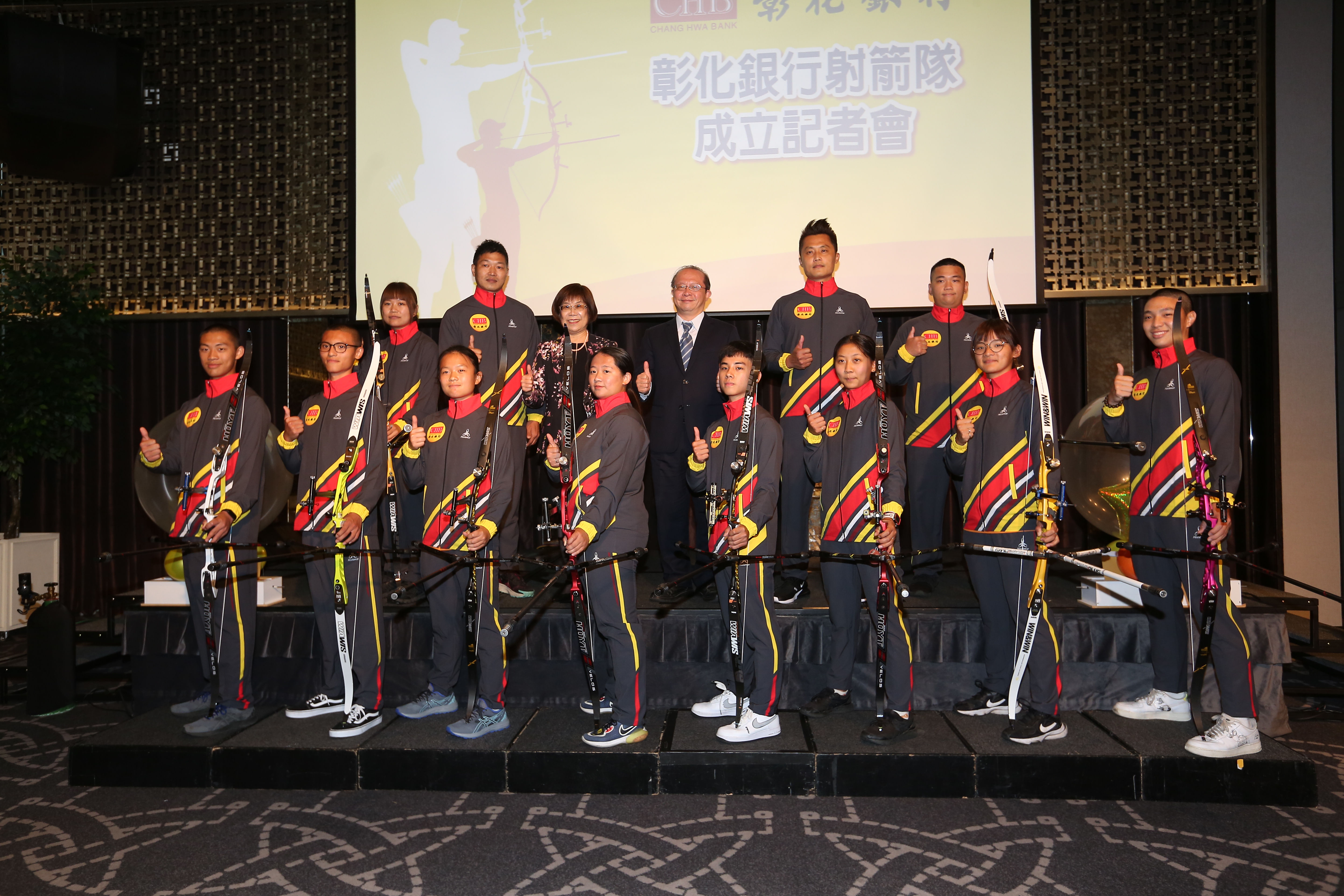 力挺國內運動產業,彰銀成立射箭隊。
