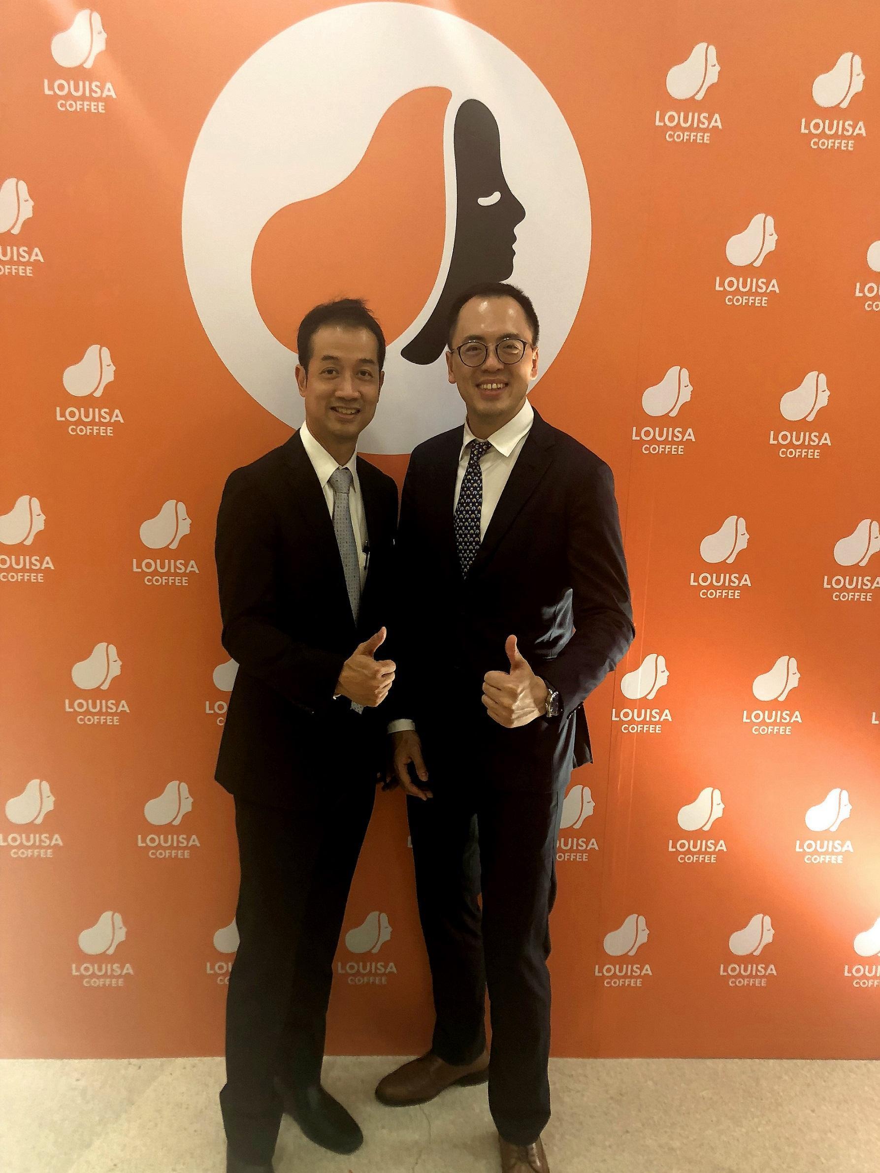 2019年路易莎於泰國開展海外首家門市，創辦人黃銘賢（右）與合作夥伴差猜家族後代Ko-Kritapone Dabbaransi（左）合影。（初泰提供）