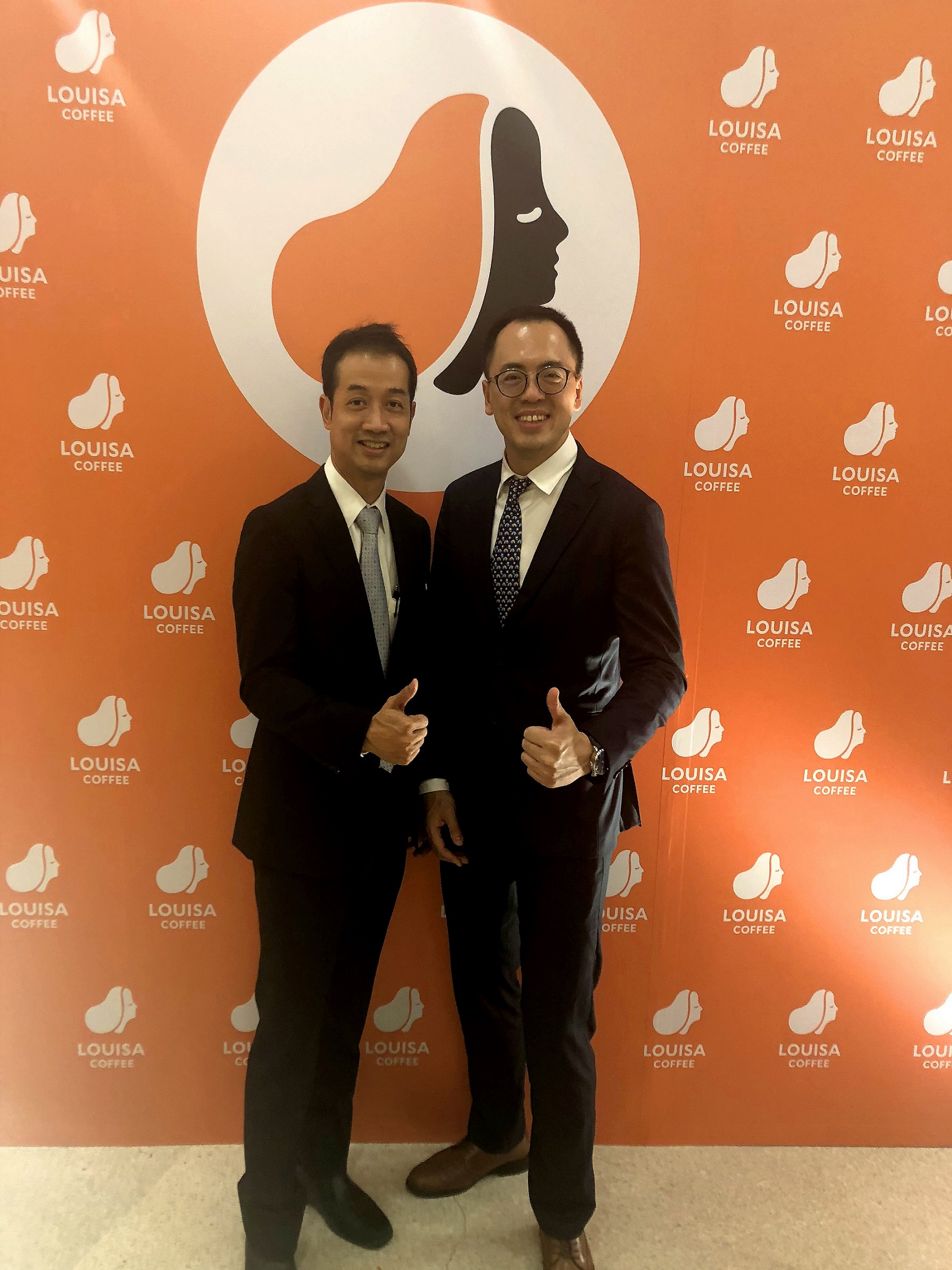 2019年路易莎於泰國開展海外首家門市，創辦人黃銘賢（右）與合作夥伴差猜家族後代Ko-Kritapone Dabbaransi（左）合影。（初泰提供）