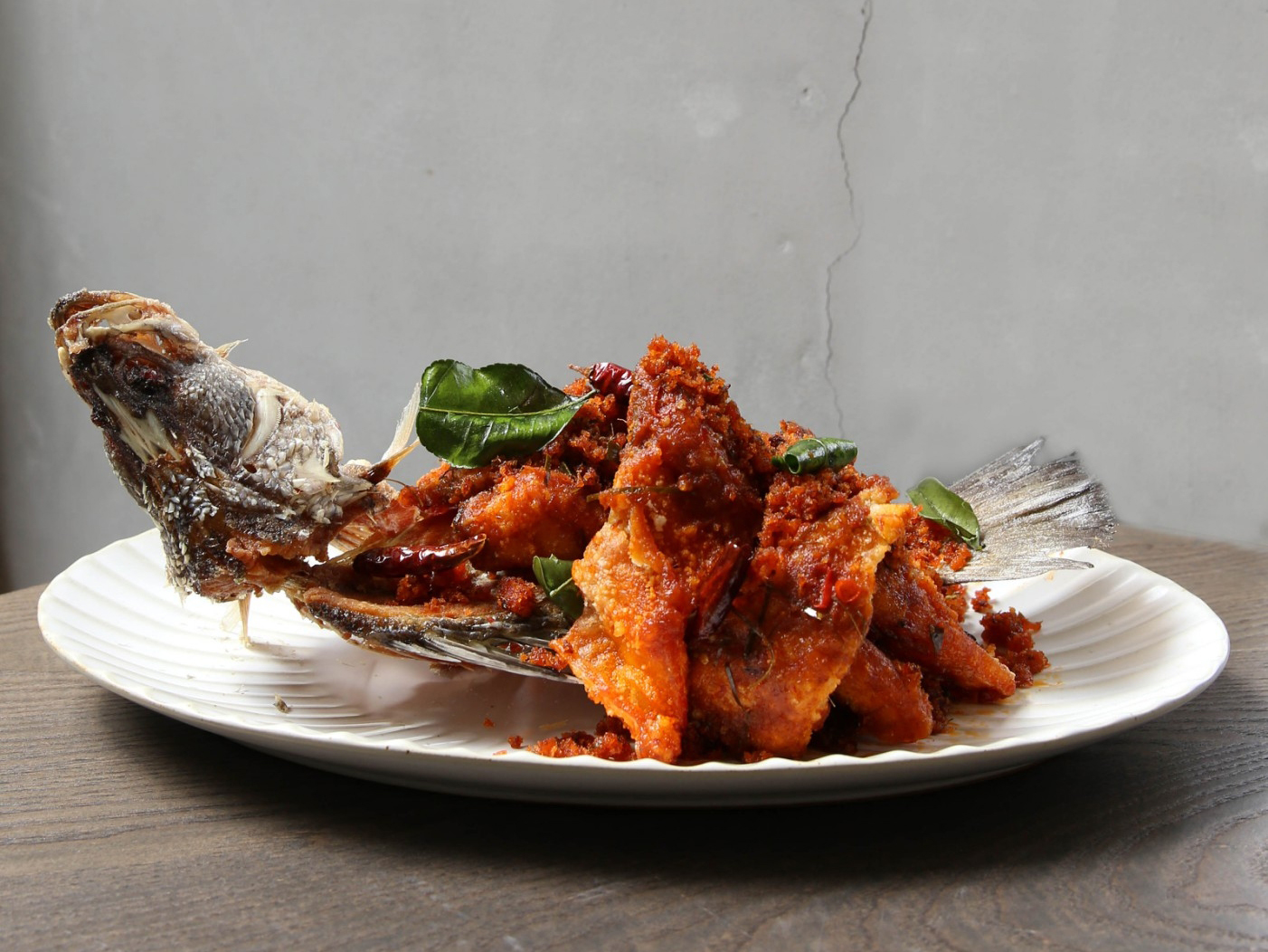 酥炸王子炸魚選用金目鱸魚，為皇室御廚菜餚，專為不喜歡魚刺的王子而做的經典料理。（498元/道）（初泰提供）