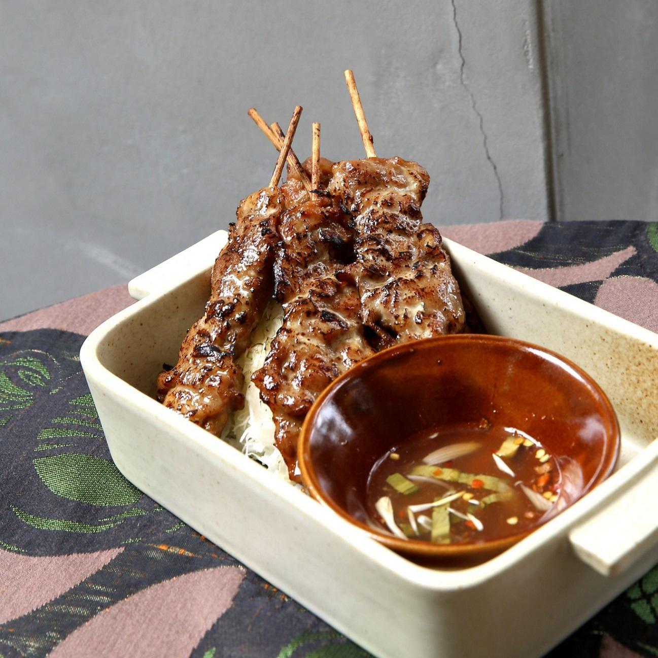 市場豬肉串的特色在於泰式東北風味羅望子醬，醬中加入泰國正宗的烤糯米粉。（250元/5串）（初泰提供）