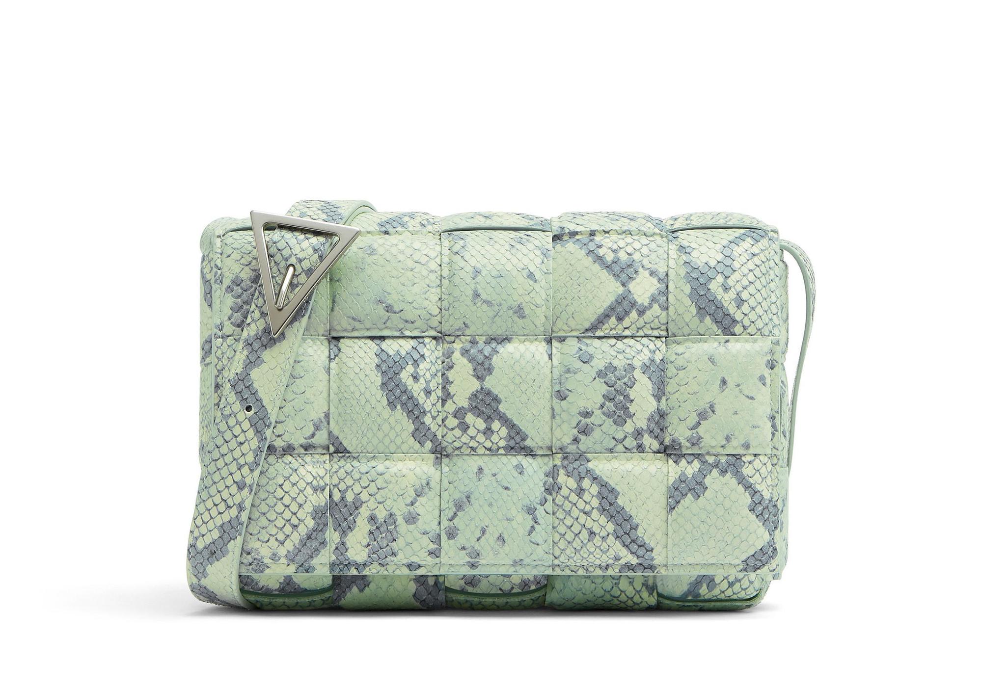 Padded Cassette蟒蛇紋印花編織小羊皮肩背包,NT$118,900。(BV提供)