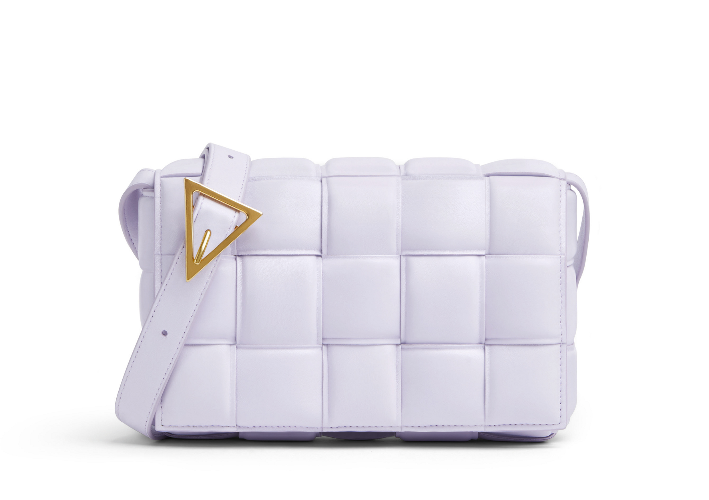 Padded Cassette薰衣草紫編織小羊皮肩背包，NT$107,500。（BV提供）