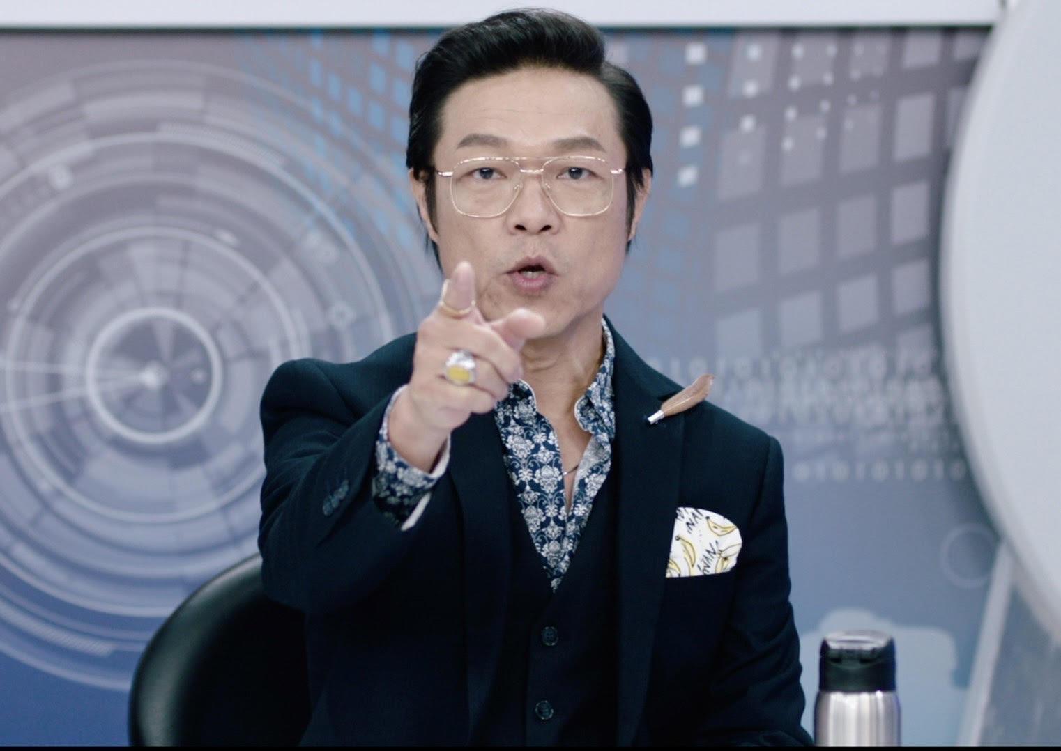 綠葉演員劉明勳在《青春換日線》飾演一位電視政論名嘴，他揣摩幾位名嘴特色，將這角色詮釋得相當傳神。（峰起云湧影業提供）